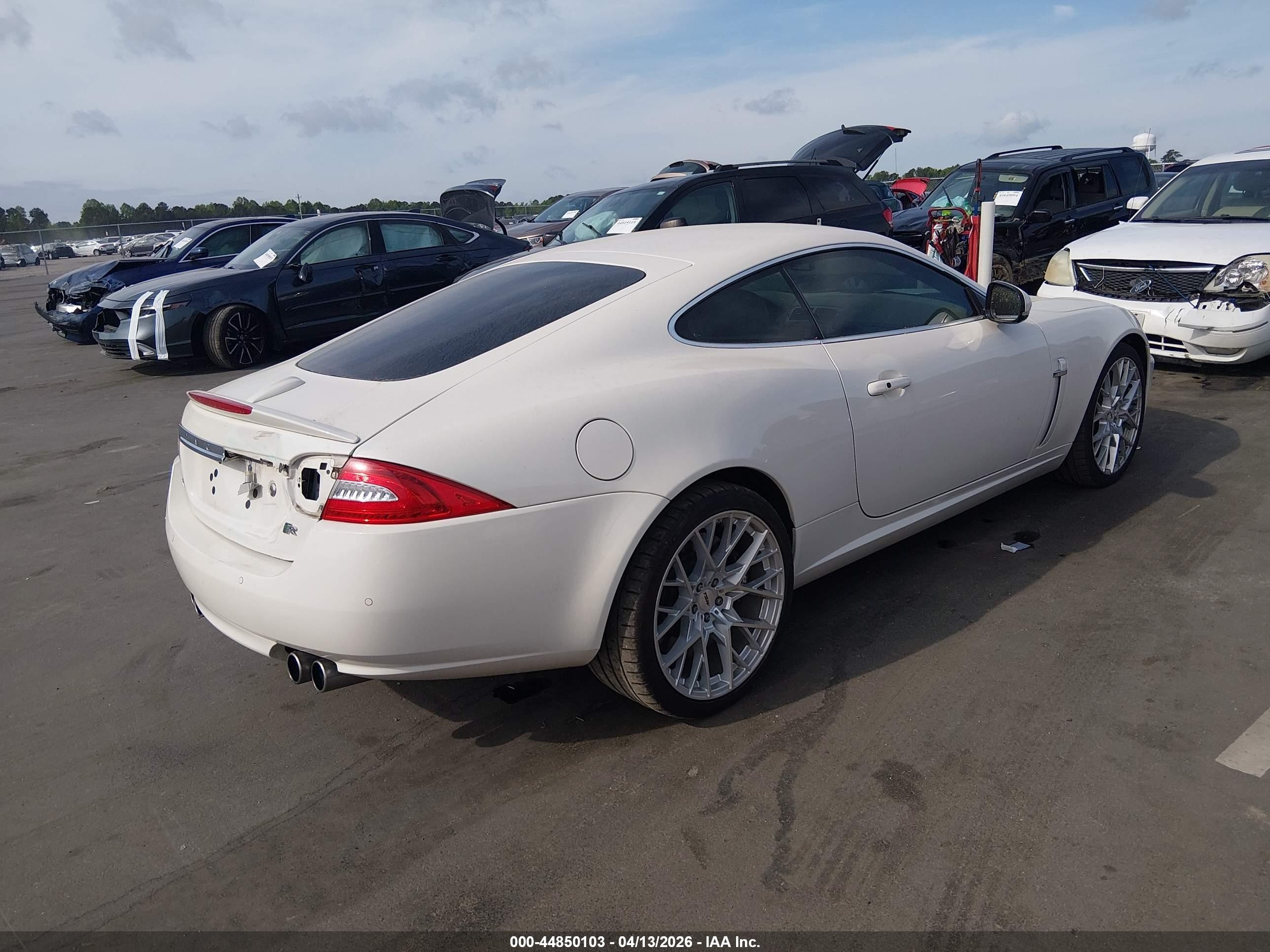 2010 Jaguar Xk Xkr White vin: SAJWA4DC9AMB34104