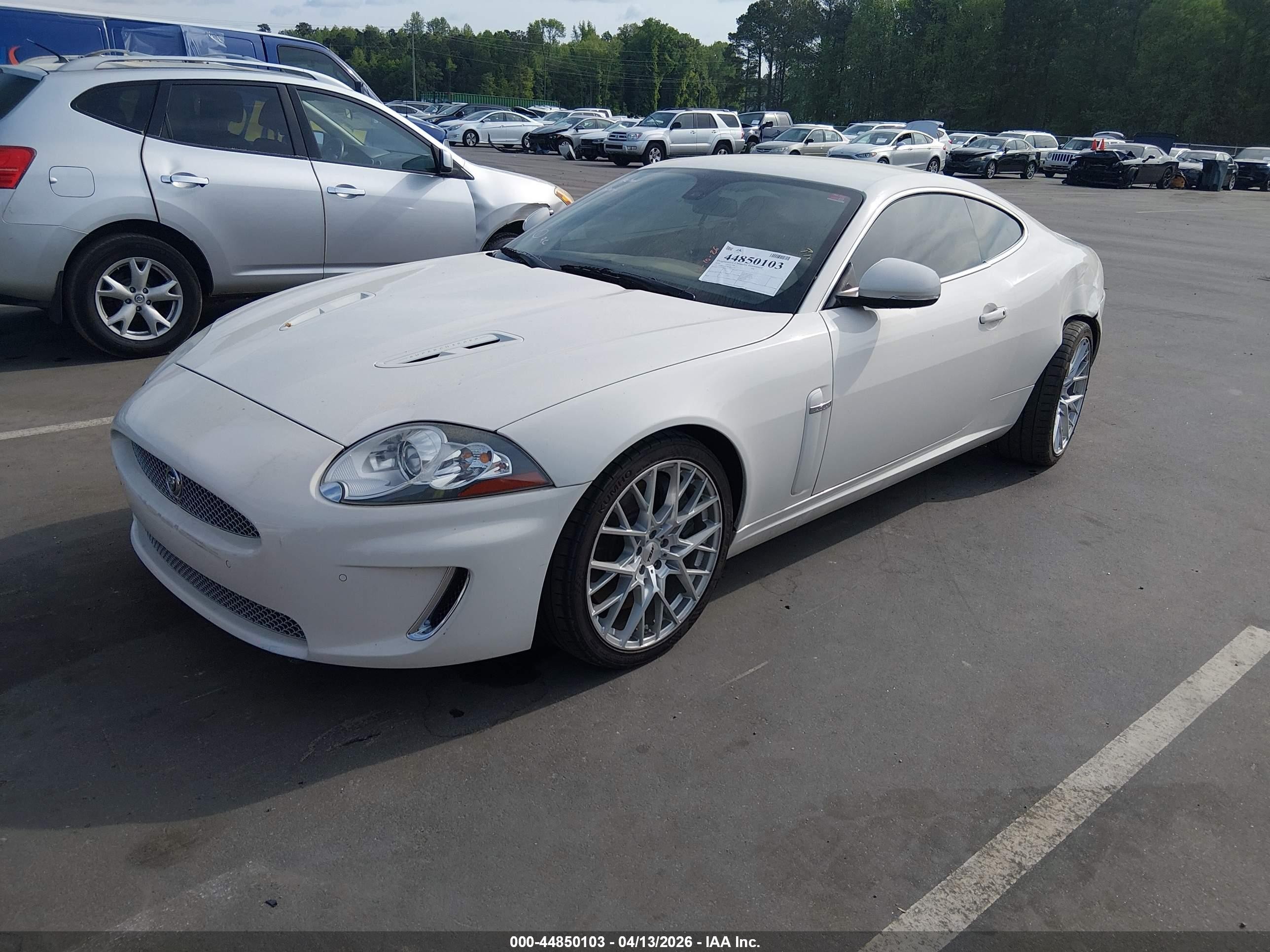 2010 Jaguar Xk Xkr White vin: SAJWA4DC9AMB34104