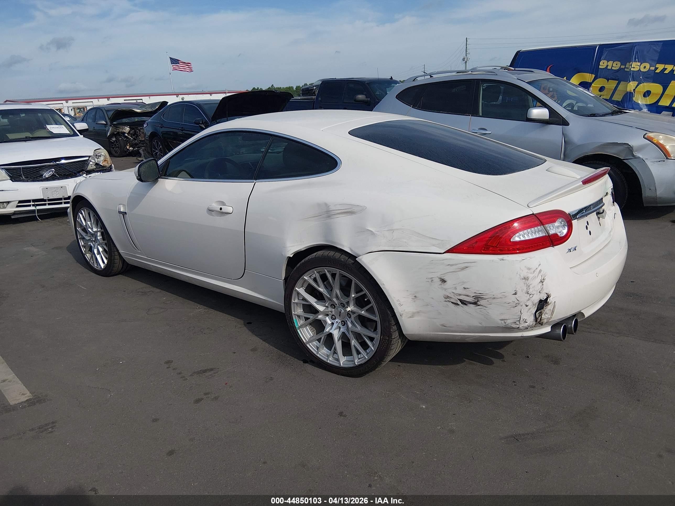 2010 Jaguar Xk Xkr White vin: SAJWA4DC9AMB34104