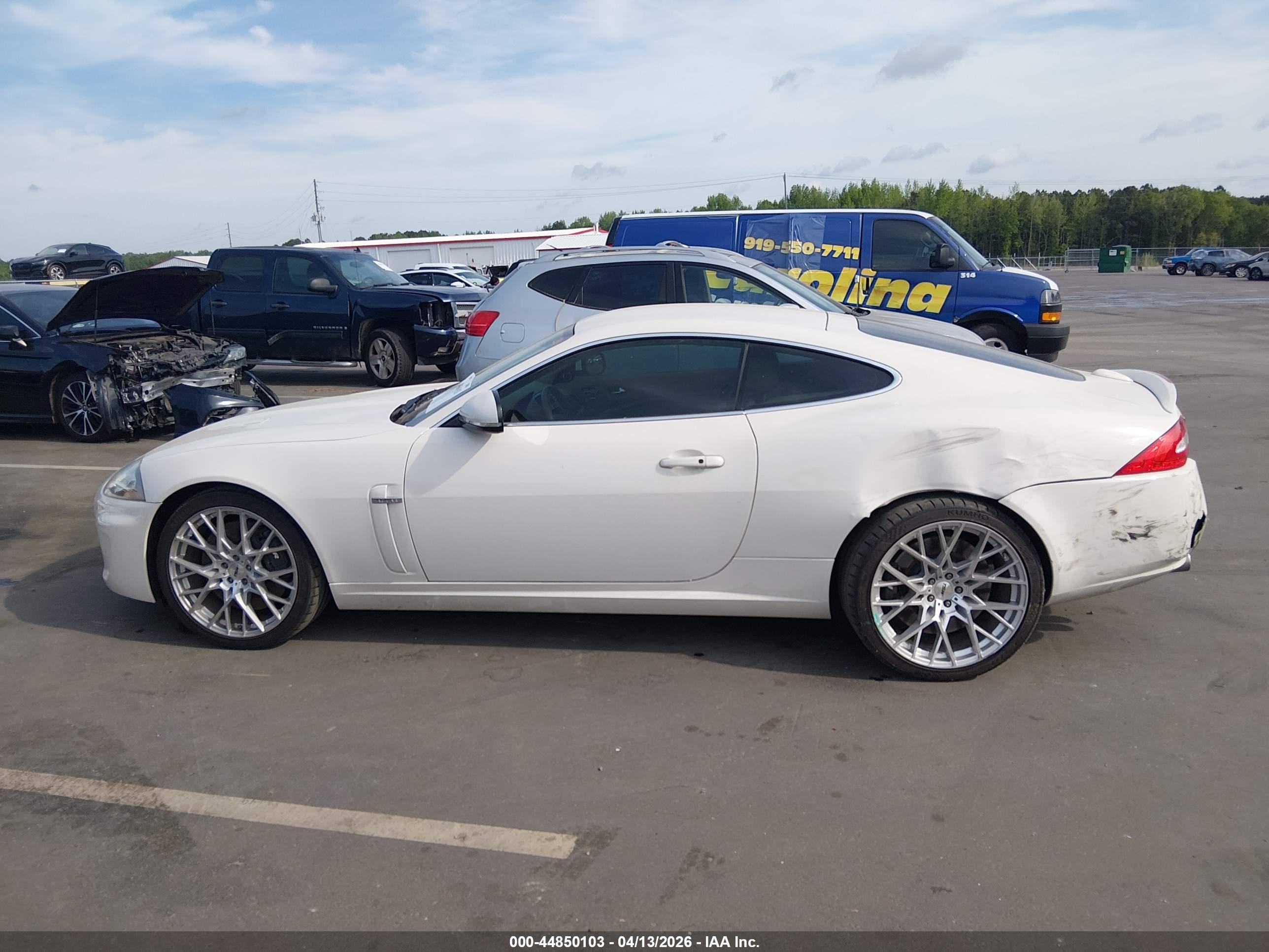 2010 Jaguar Xk Xkr White vin: SAJWA4DC9AMB34104