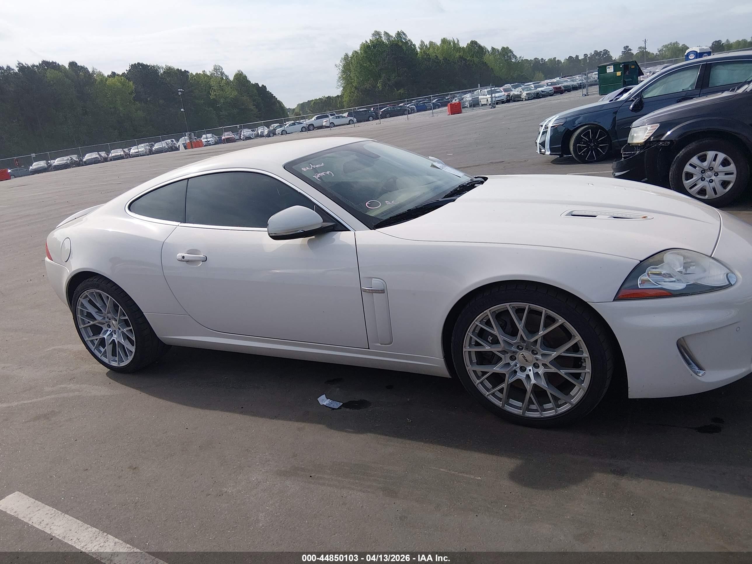 2010 Jaguar Xk Xkr White vin: SAJWA4DC9AMB34104