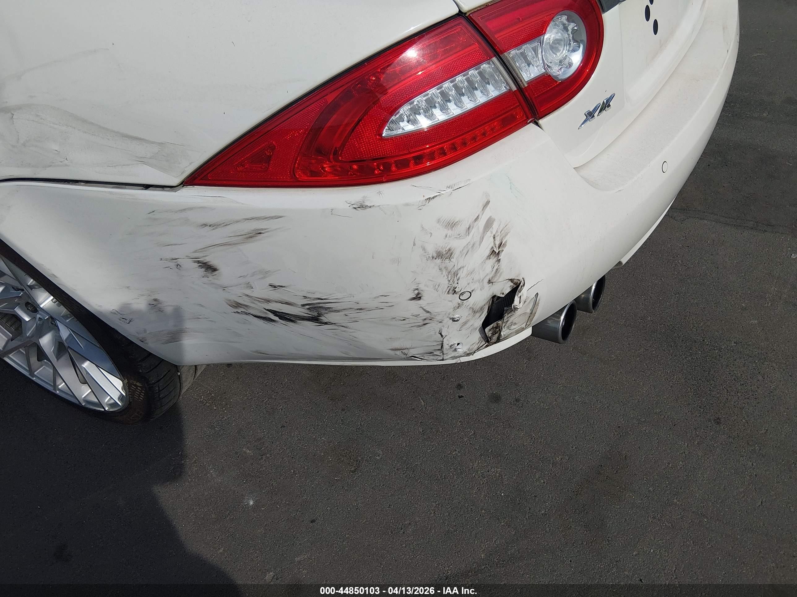 2010 Jaguar Xk Xkr White vin: SAJWA4DC9AMB34104