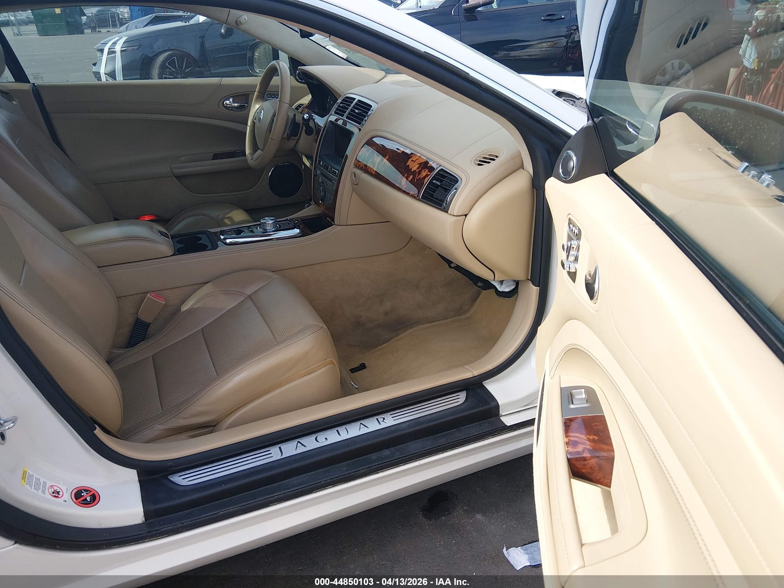 2010 Jaguar Xk Xkr White vin: SAJWA4DC9AMB34104