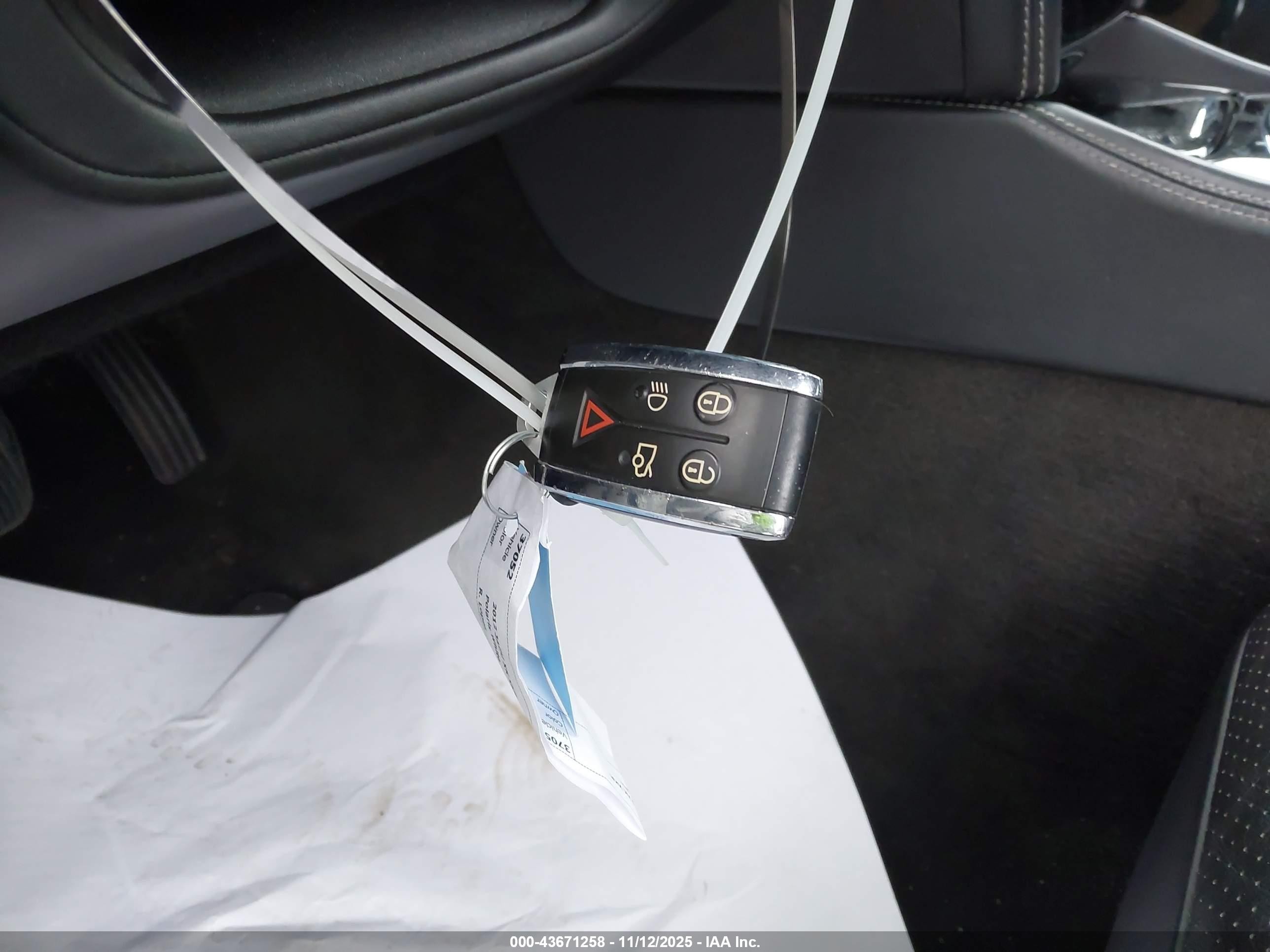 2012 Jaguar Xk Xkr White vin: SAJWA4DC9CMB45218