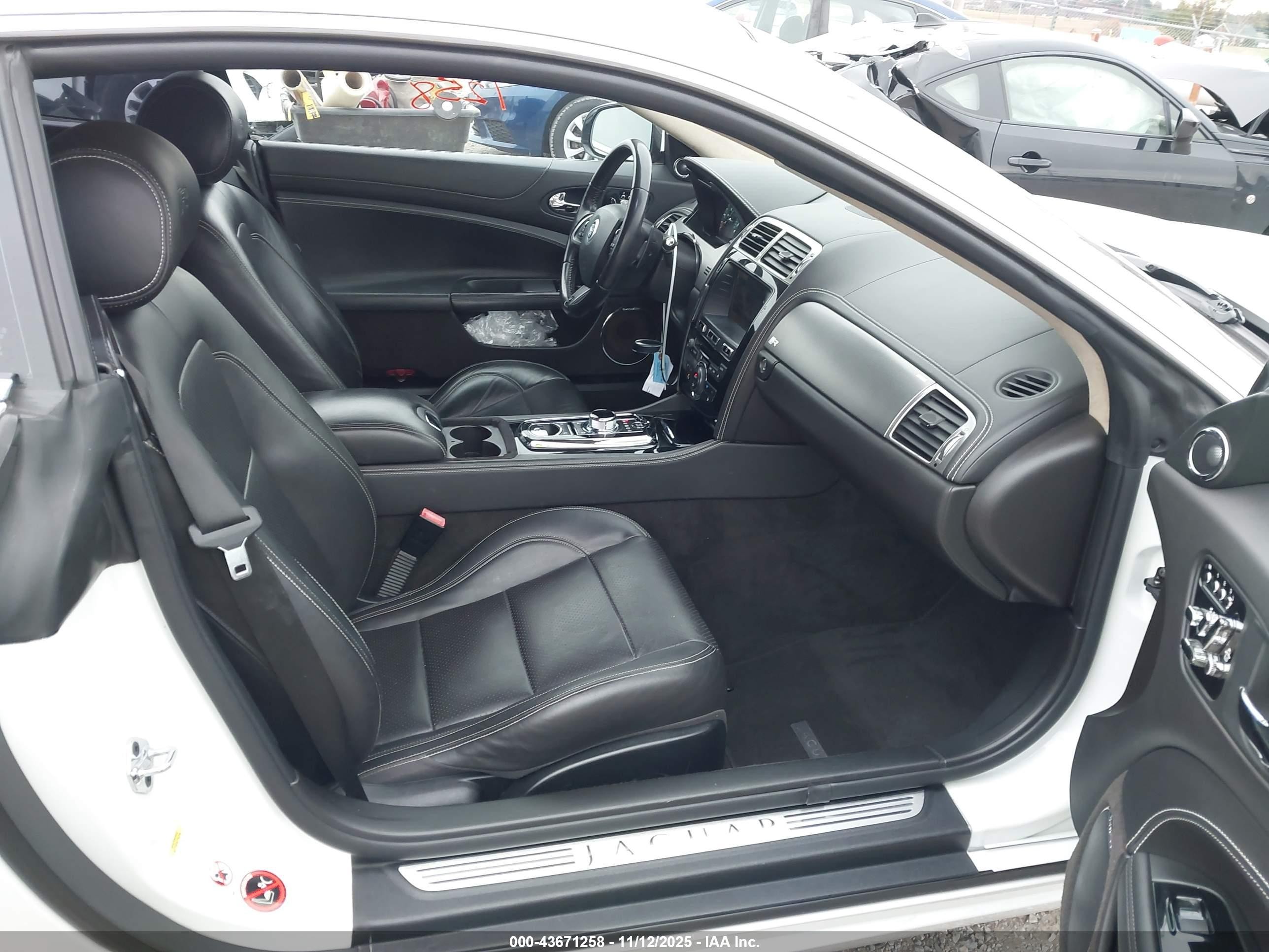 2012 Jaguar Xk Xkr White vin: SAJWA4DC9CMB45218
