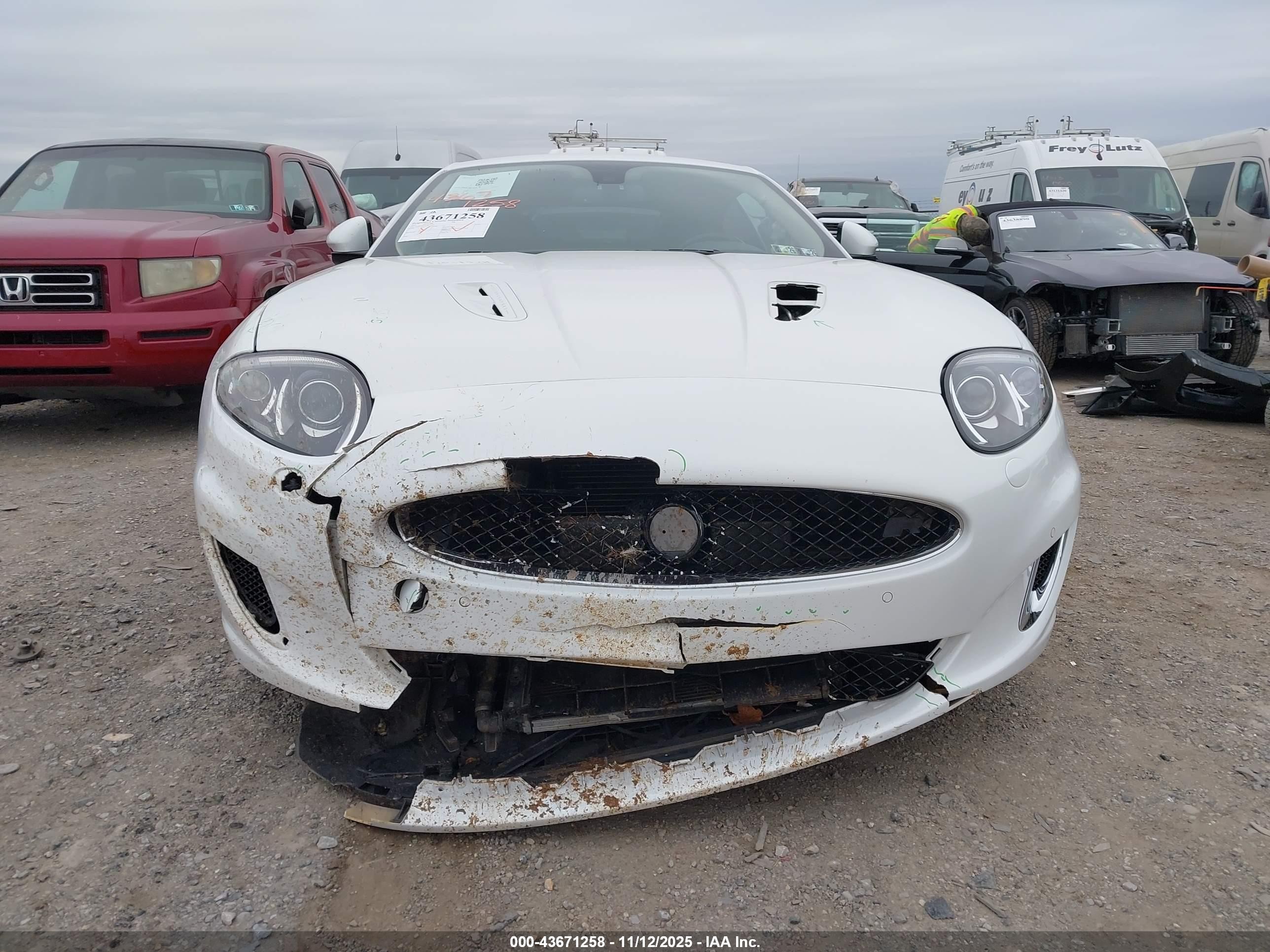 2012 Jaguar Xk Xkr White vin: SAJWA4DC9CMB45218