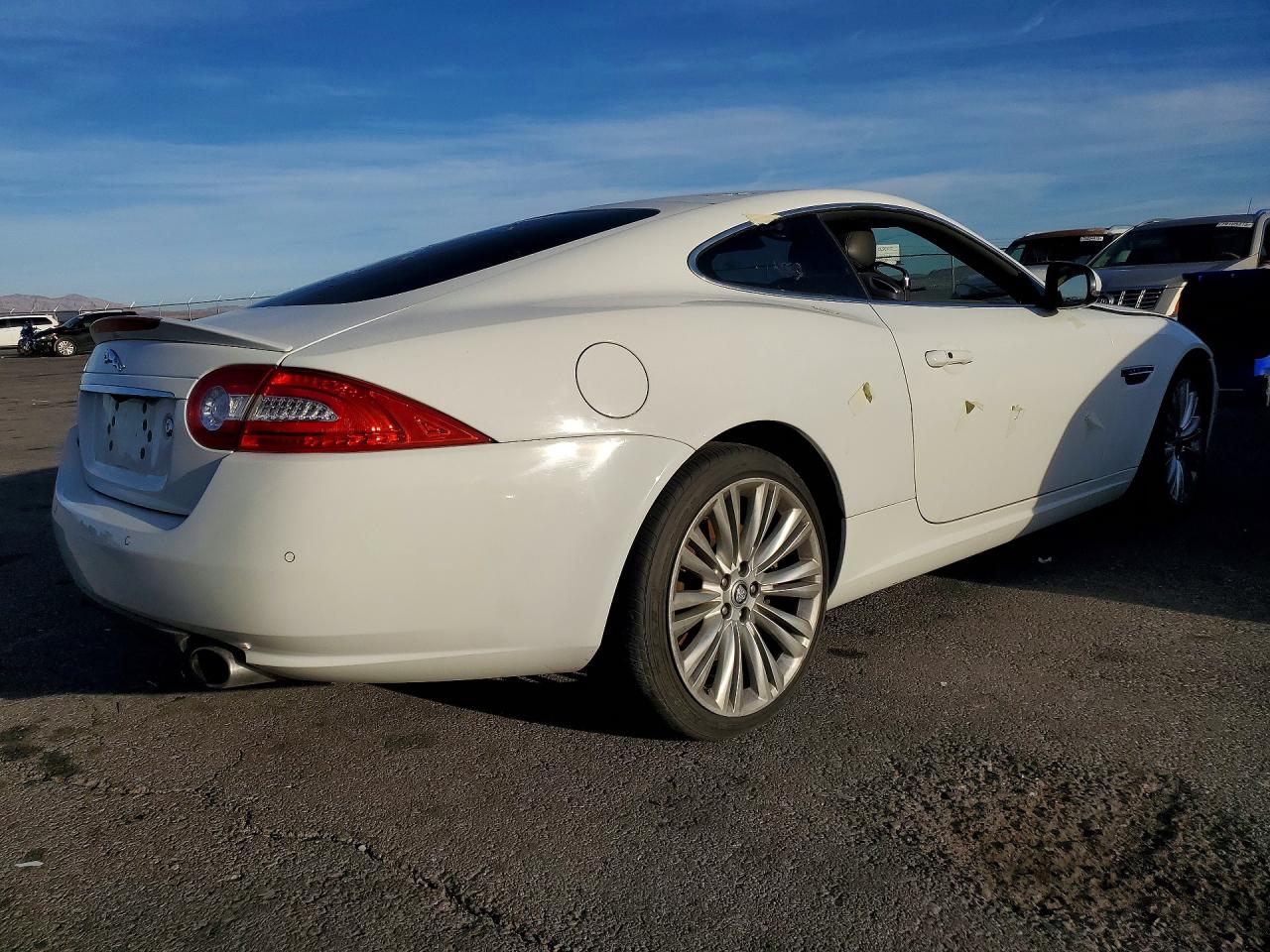 2012 Jaguar Xk White vin: SAJWA4FB4CLB44973