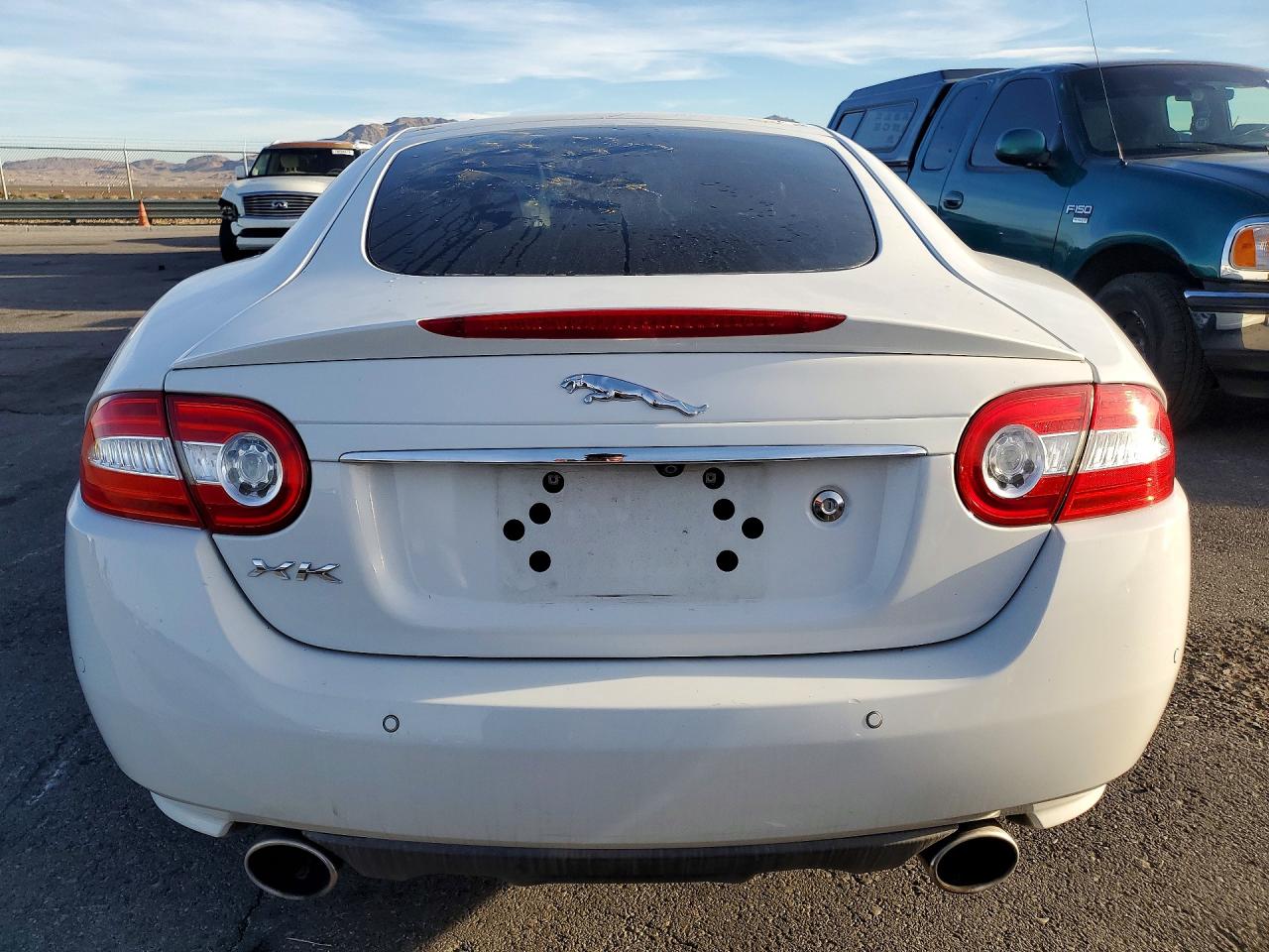 2012 Jaguar Xk White vin: SAJWA4FB4CLB44973