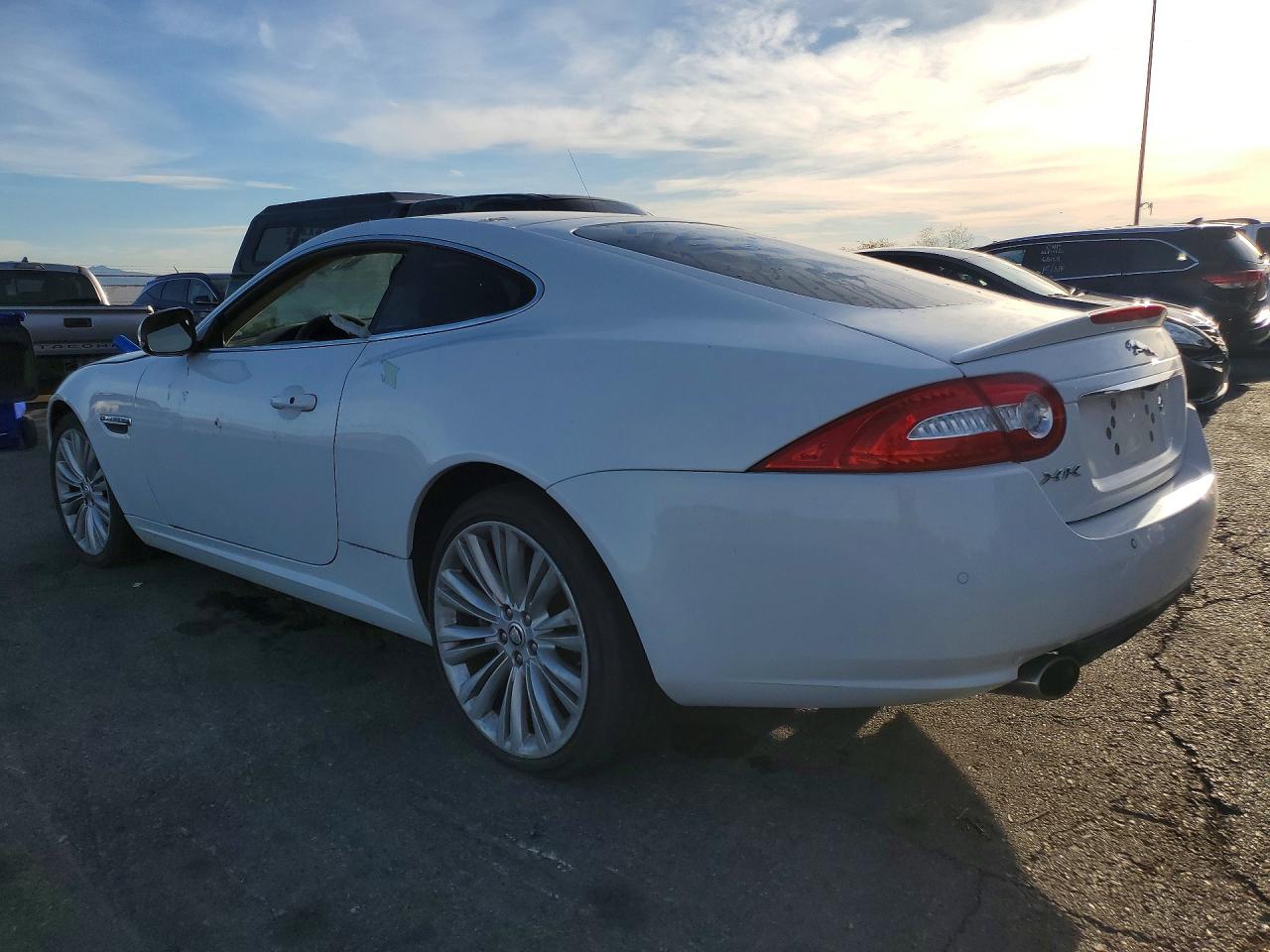 2012 Jaguar Xk White vin: SAJWA4FB4CLB44973