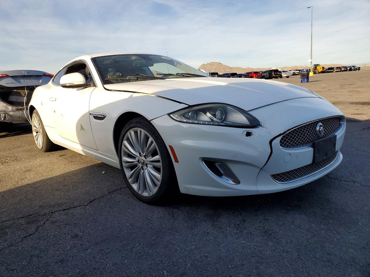 2012 Jaguar Xk White vin: SAJWA4FB4CLB44973