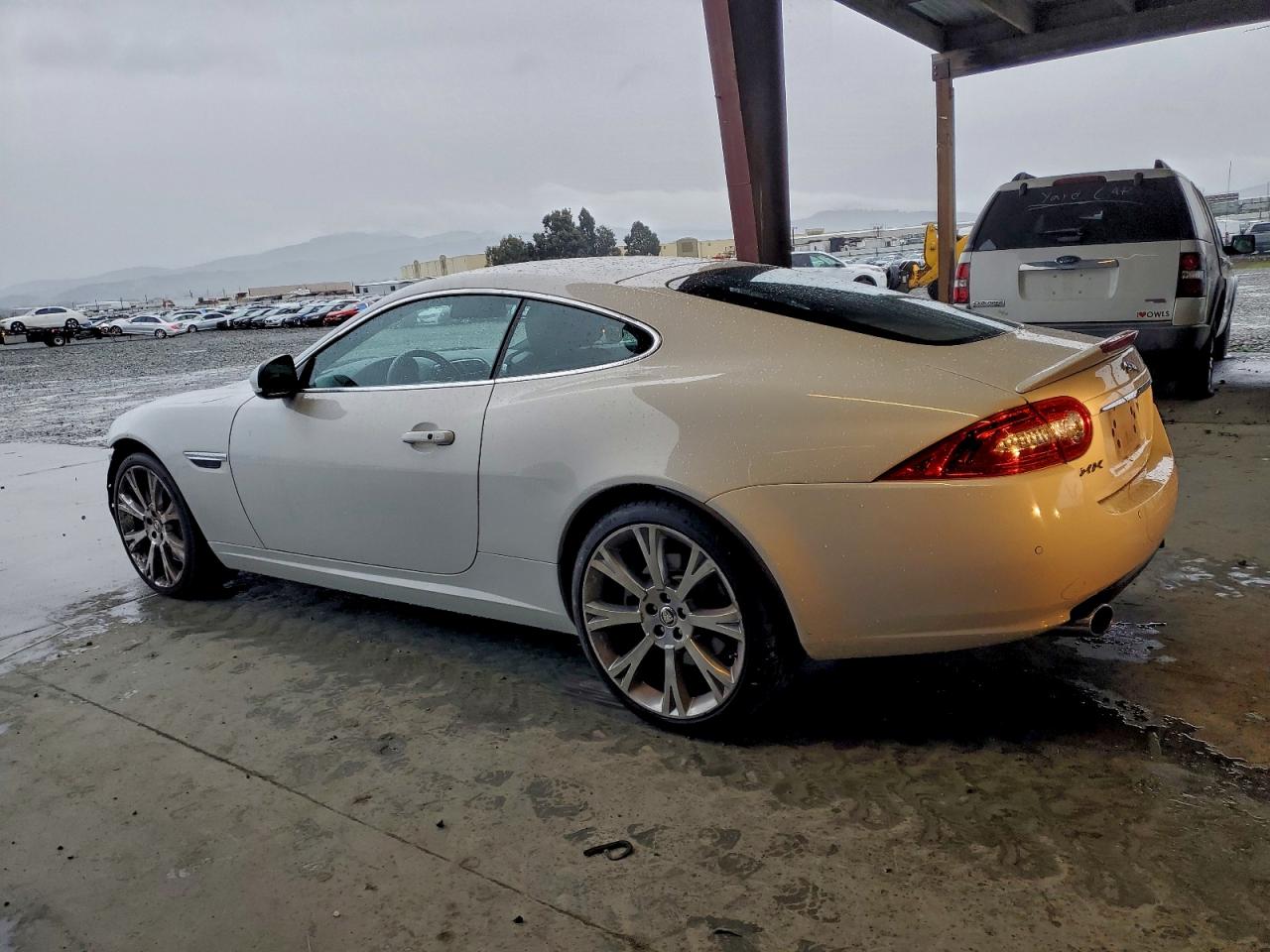 2014 Jaguar Xk White vin: SAJWA4FB4ELB52056