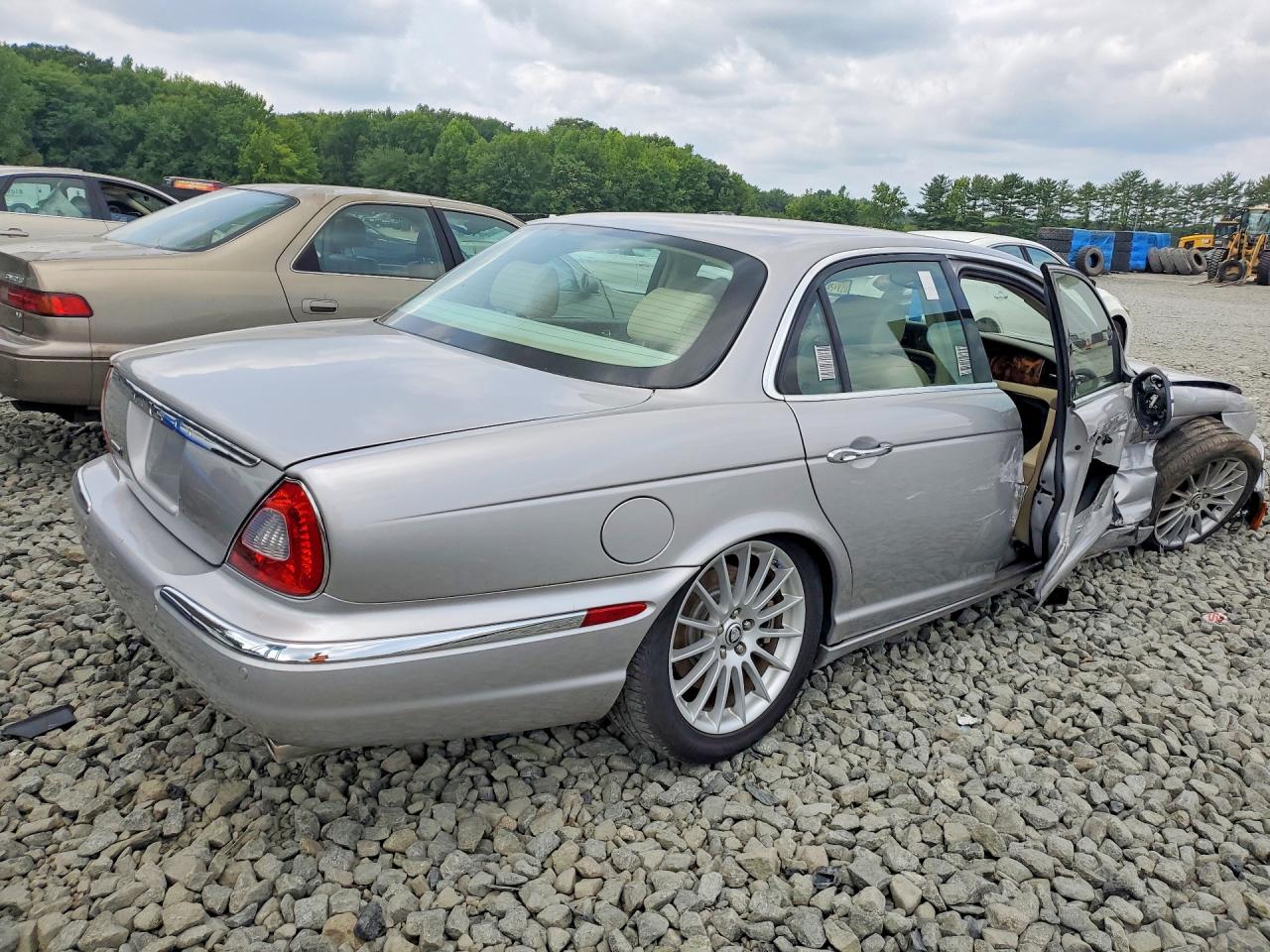2006 Jaguar Xj8 Silver vin: SAJWA71B36SH02055