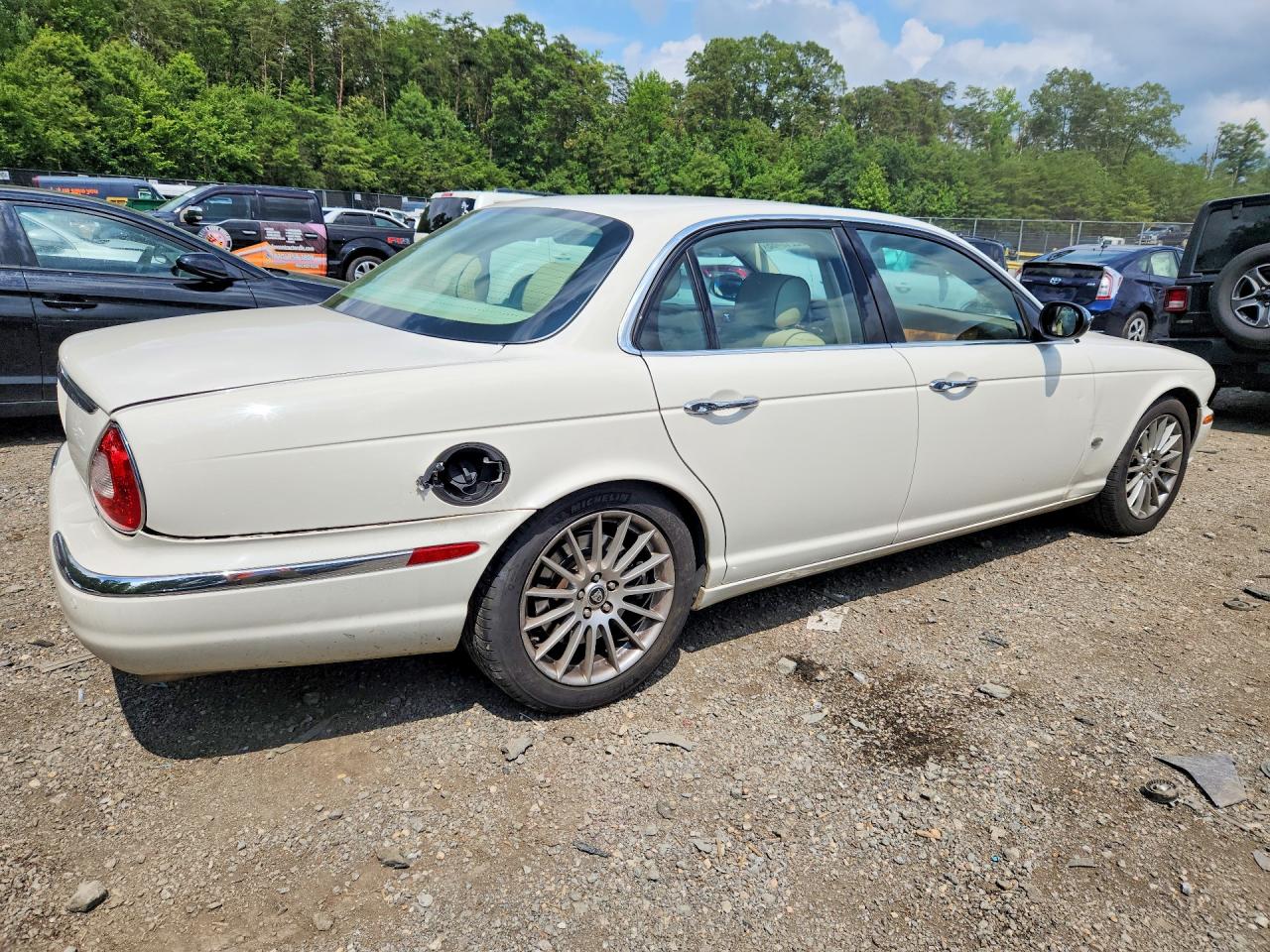 2007 Jaguar Xj8 White vin: SAJWA71B77SH17840