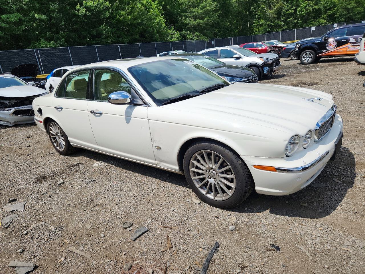 2007 Jaguar Xj8 White vin: SAJWA71B77SH17840