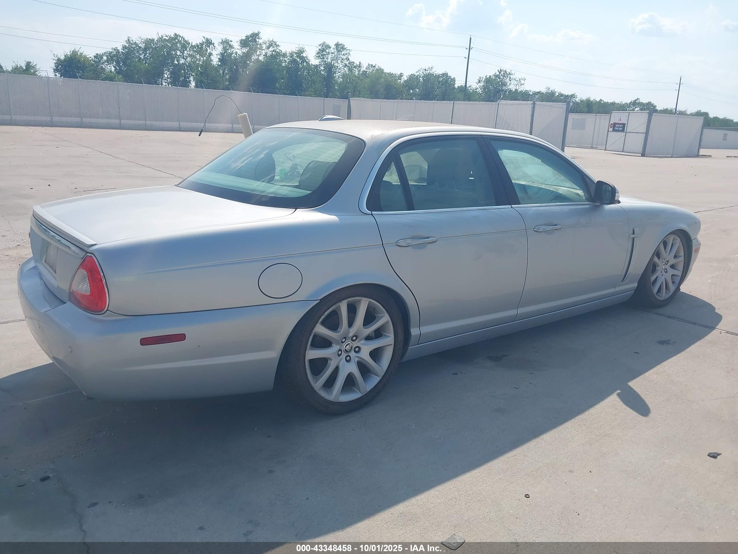 2008 Jaguar Xj Xj8 Silver vin: SAJWA71B88SH26984