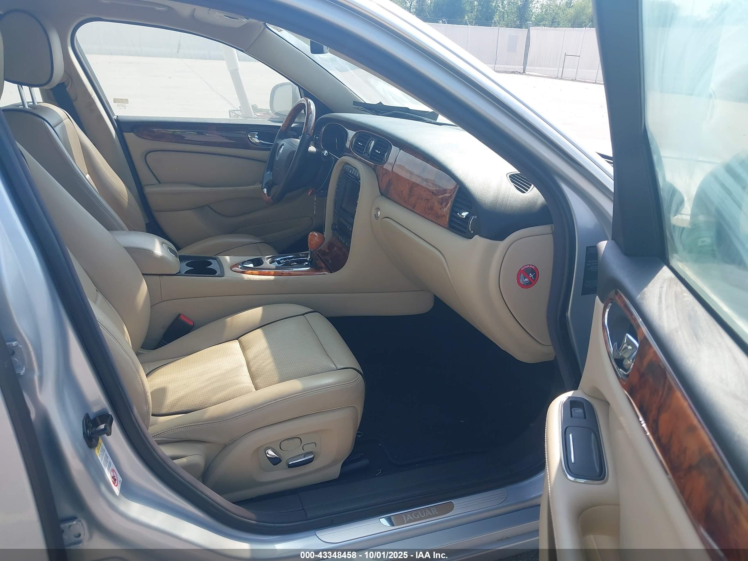 2008 Jaguar Xj Xj8 Silver vin: SAJWA71B88SH26984