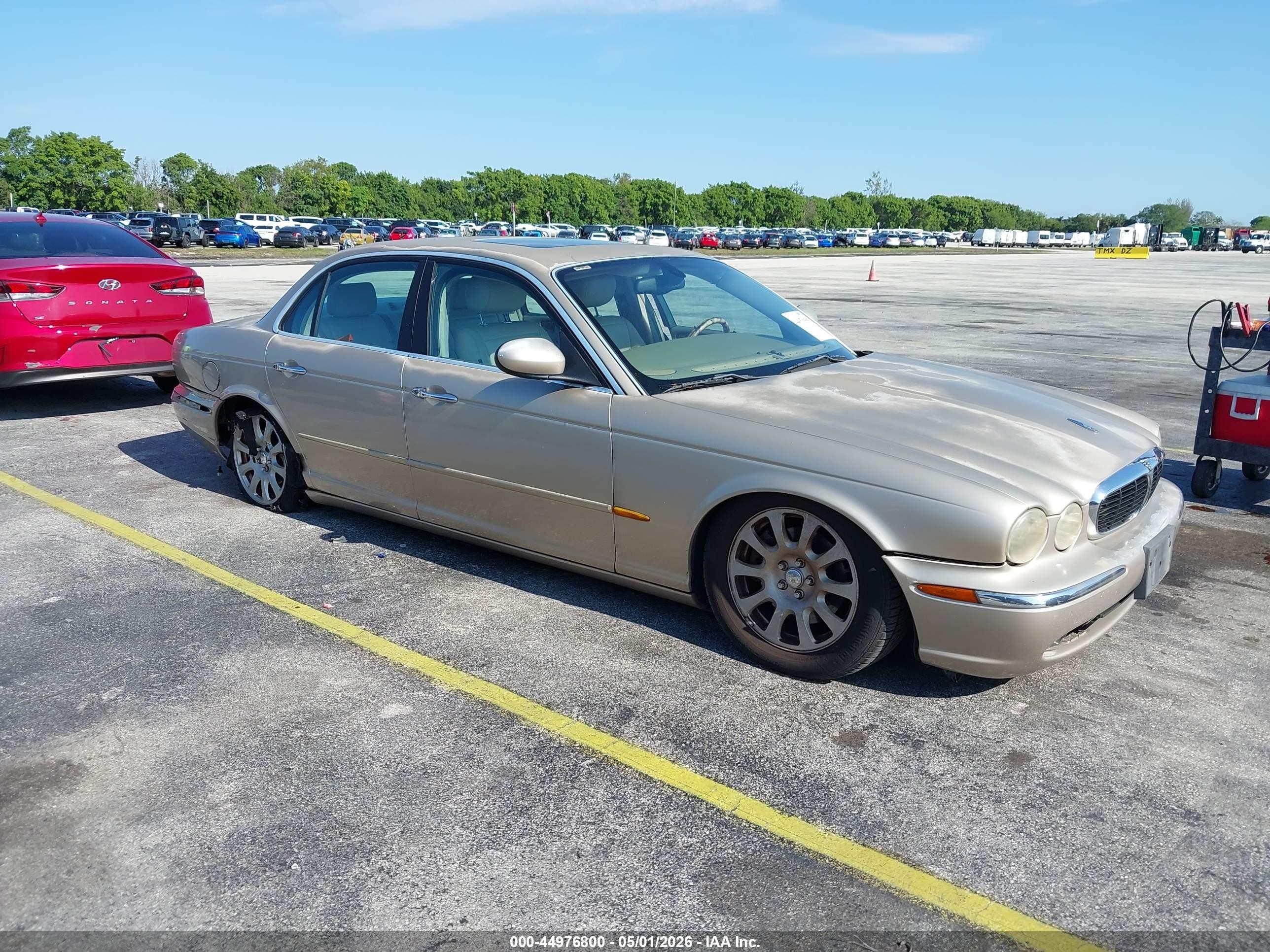 2004 Jaguar Xj Xj8 Gold vin: SAJWA71C94SG15167