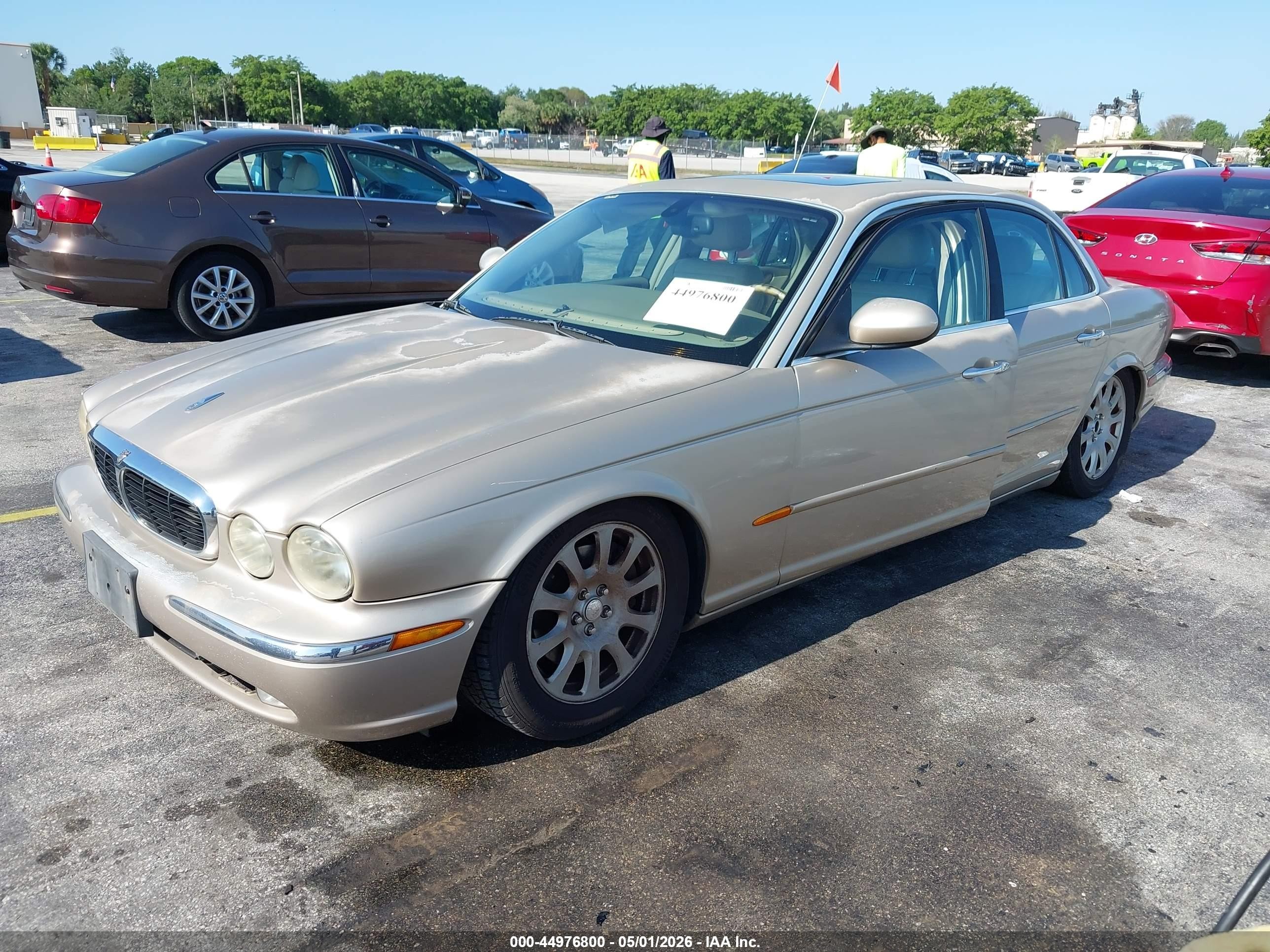 2004 Jaguar Xj Xj8 Gold vin: SAJWA71C94SG15167