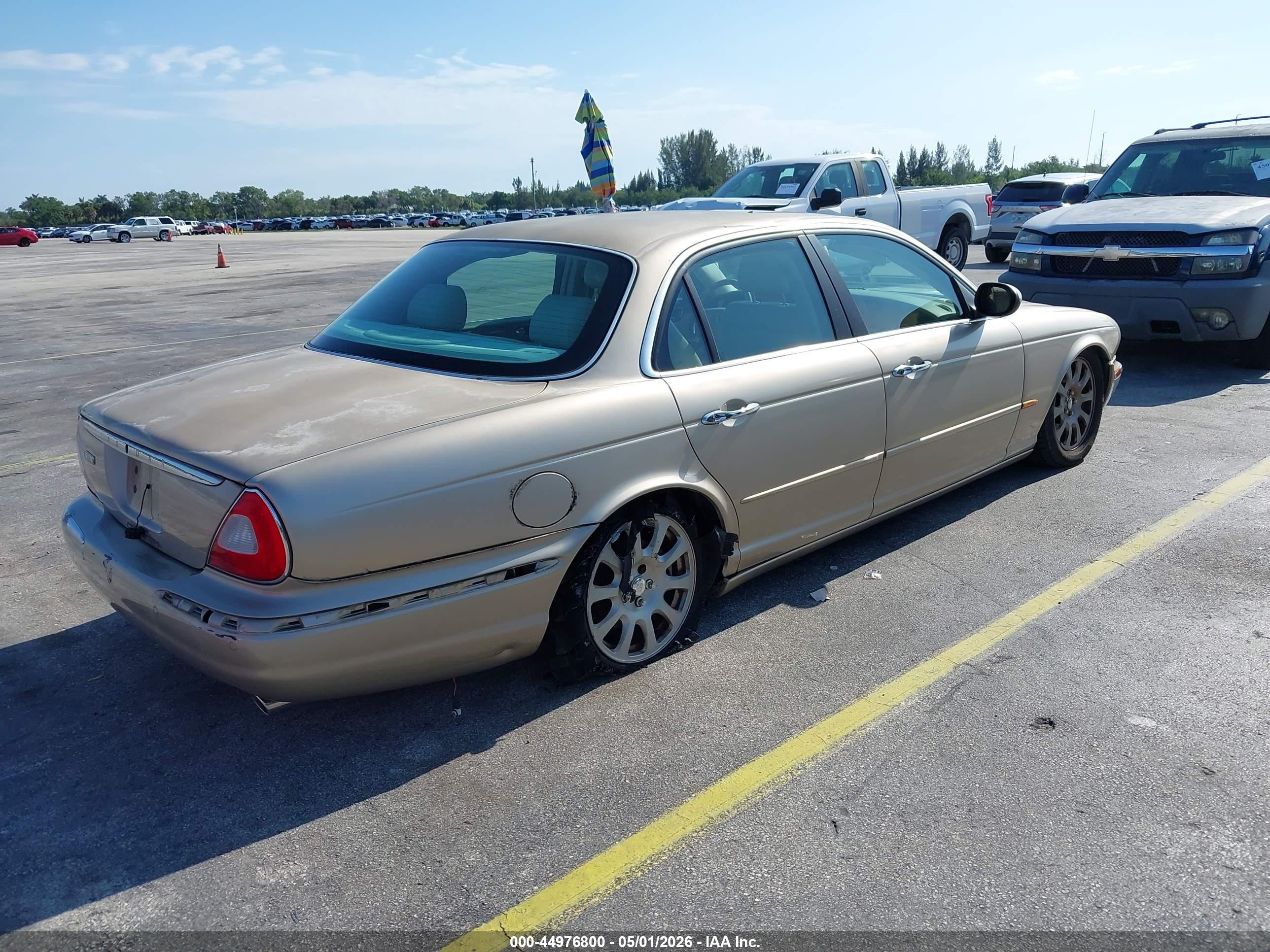 2004 Jaguar Xj Xj8 Gold vin: SAJWA71C94SG15167