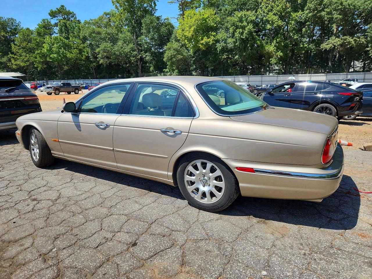2004 Jaguar Xj8 Gold vin: SAJWA71C94SG29974
