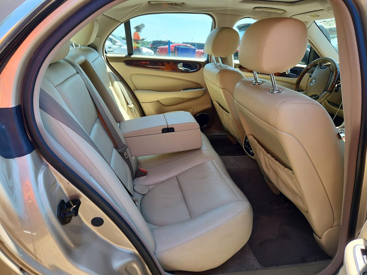 2004 Jaguar Xj8 Gold vin: SAJWA71C94SG29974