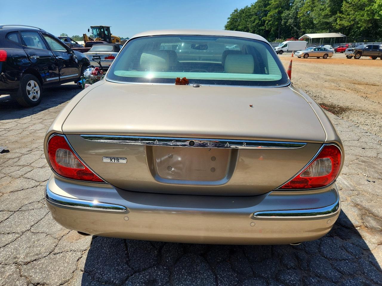2004 Jaguar Xj8 Gold vin: SAJWA71C94SG29974