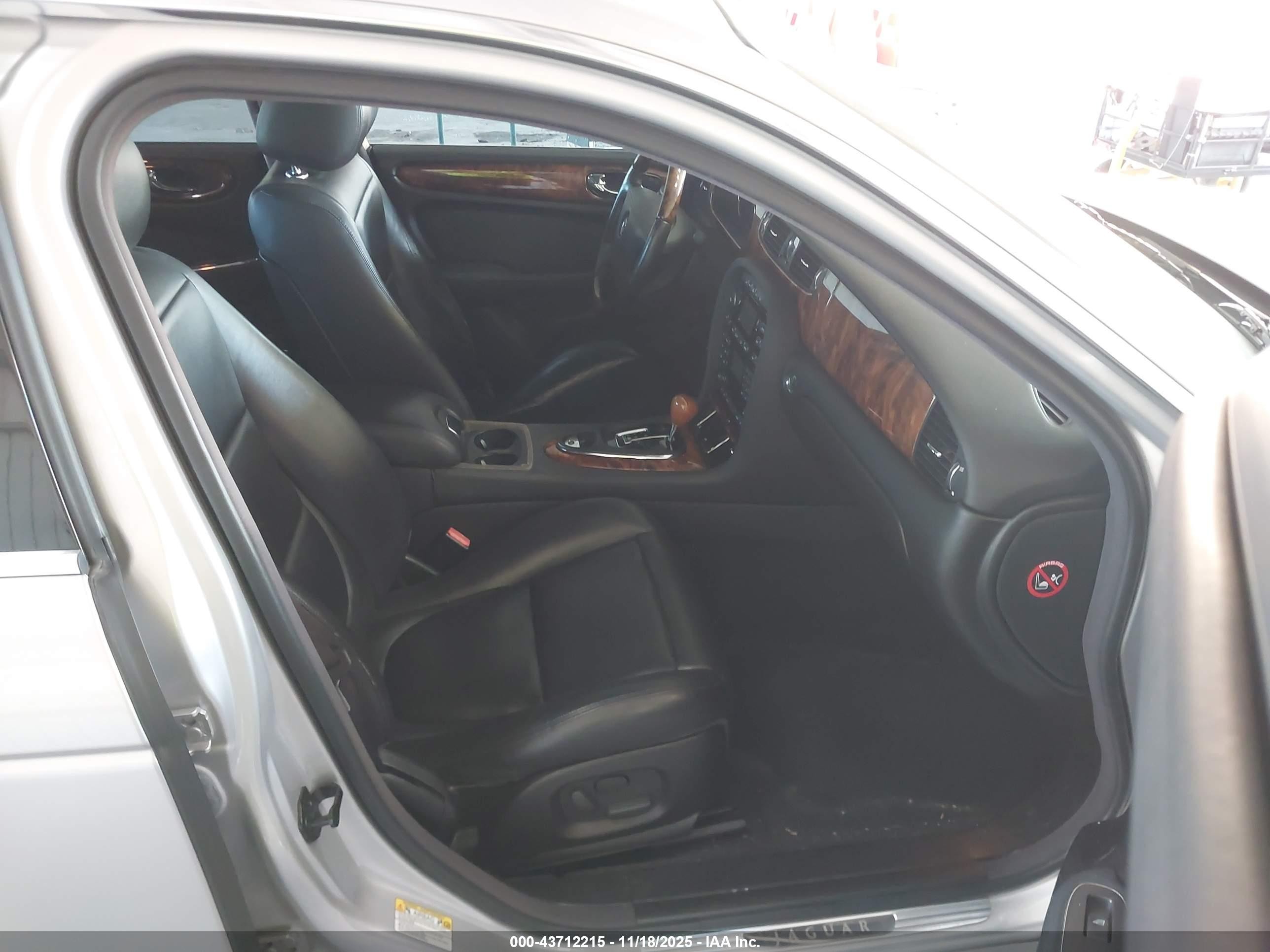 2004 Jaguar Xj Xj8 Silver vin: SAJWA71CX4SG19003