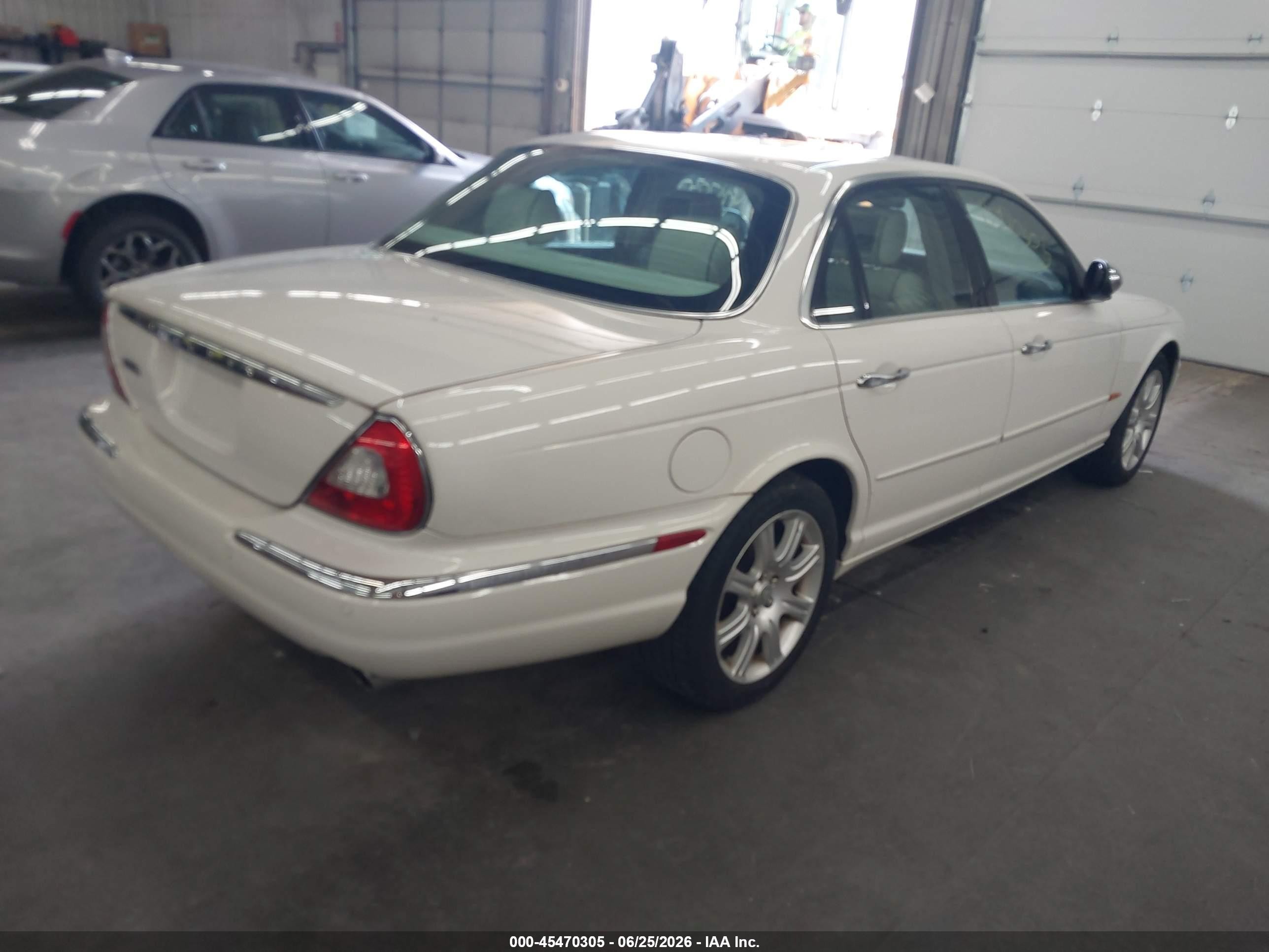 2004 Jaguar Xj Vanden Plas White vin: SAJWA74C84SG16743