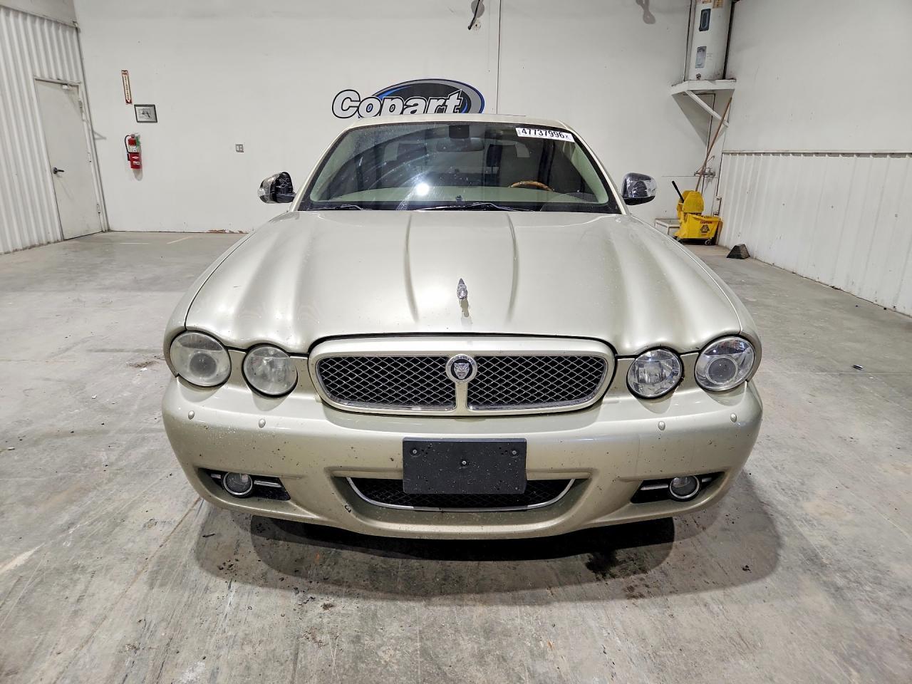 2008 Jaguar Xj8 Tan vin: SAJWA79B18SH20061
