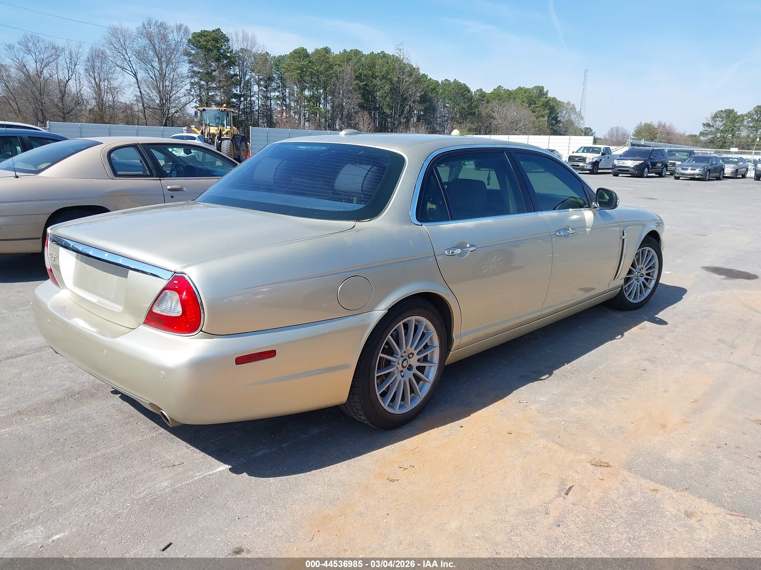 2008 Jaguar Xj Xj8 L Gold vin: SAJWA79B38SH20739