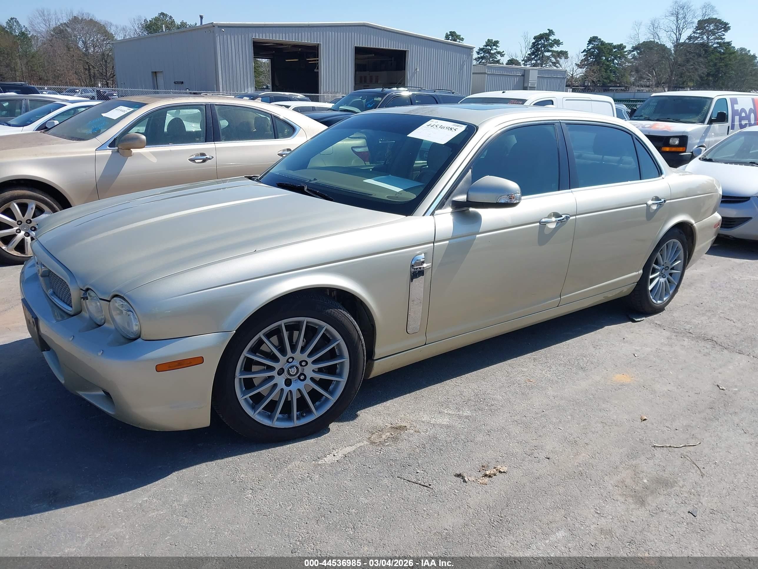 2008 Jaguar Xj Xj8 L Gold vin: SAJWA79B38SH20739