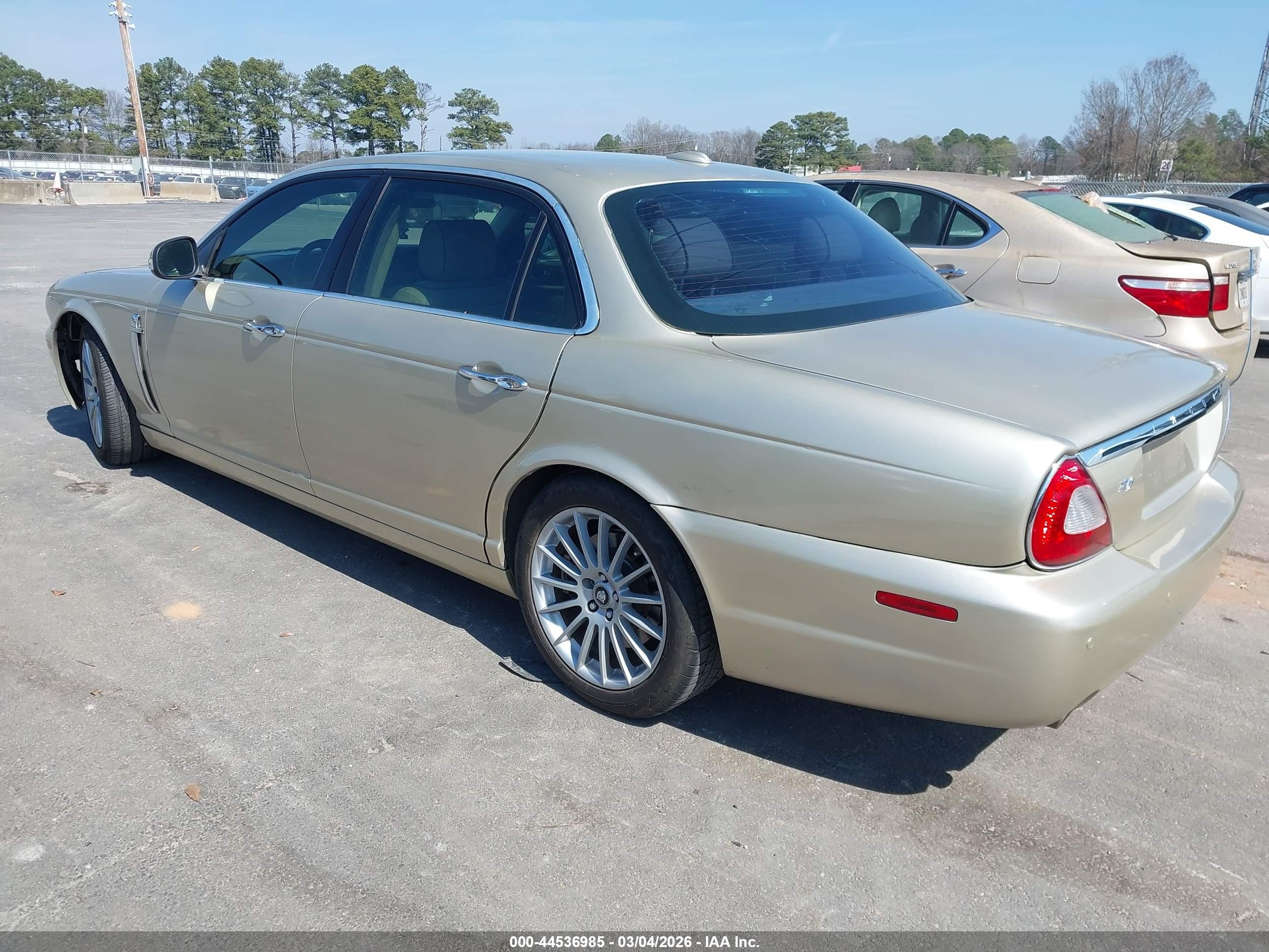2008 Jaguar Xj Xj8 L Gold vin: SAJWA79B38SH20739