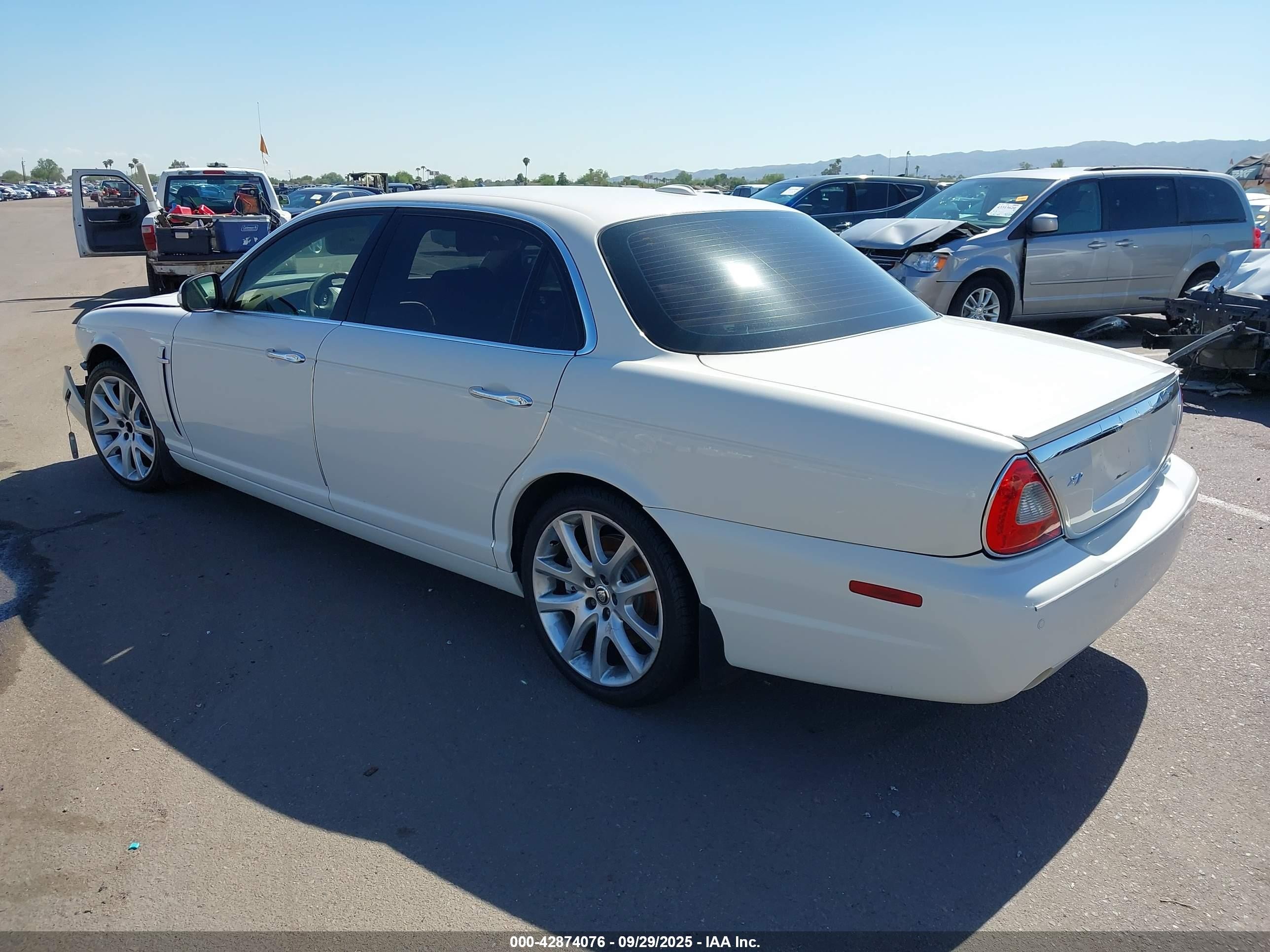 2008 Jaguar Xj Xj8 L White vin: SAJWA79B48SH20684