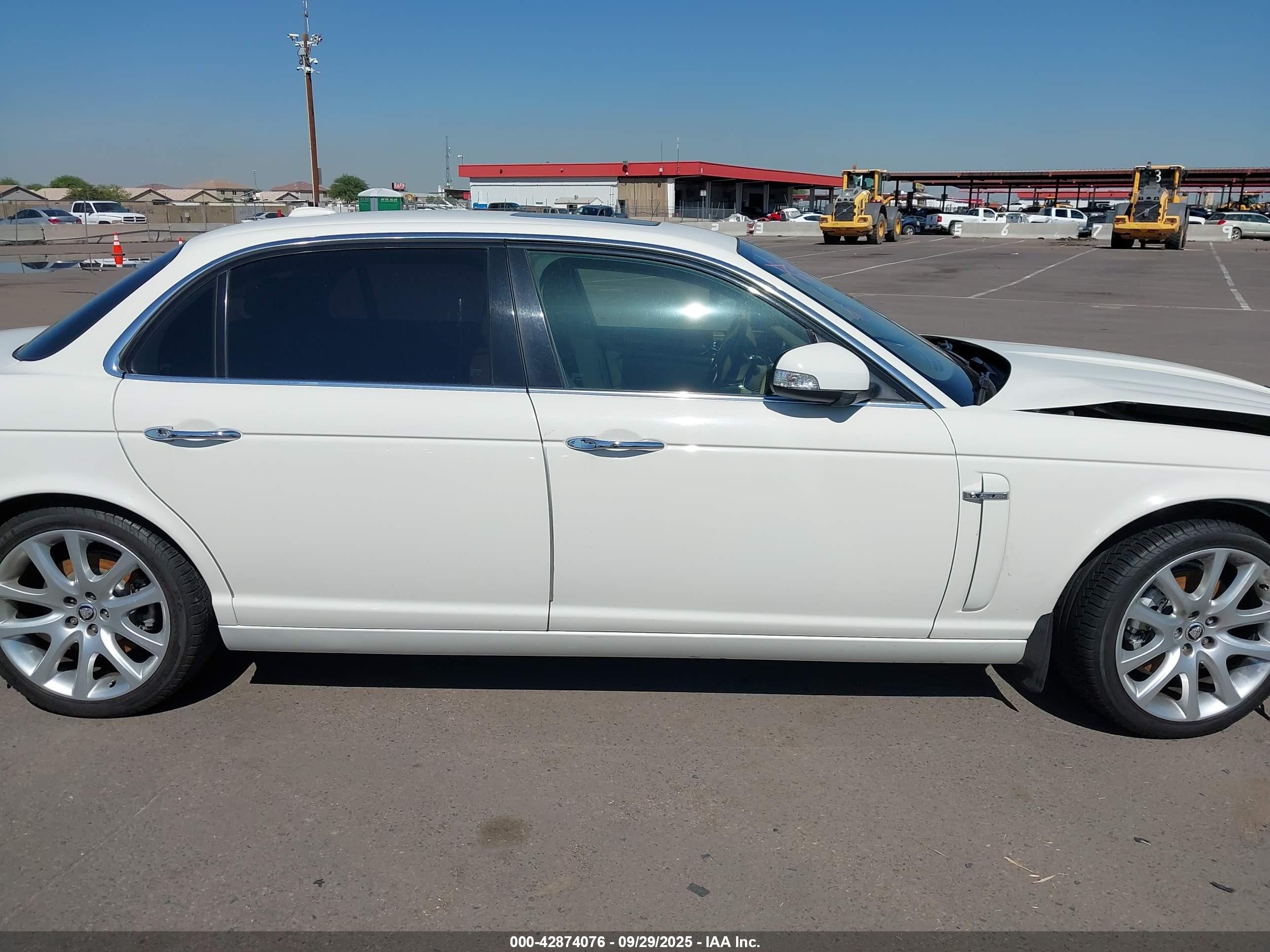 2008 Jaguar Xj Xj8 L White vin: SAJWA79B48SH20684