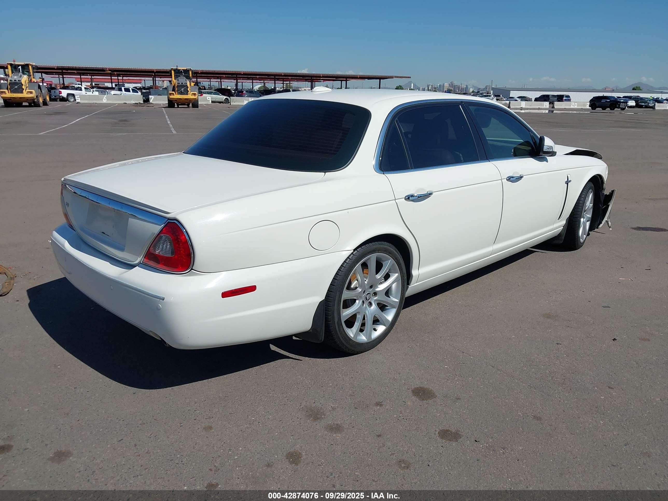 2008 Jaguar Xj Xj8 L White vin: SAJWA79B48SH20684