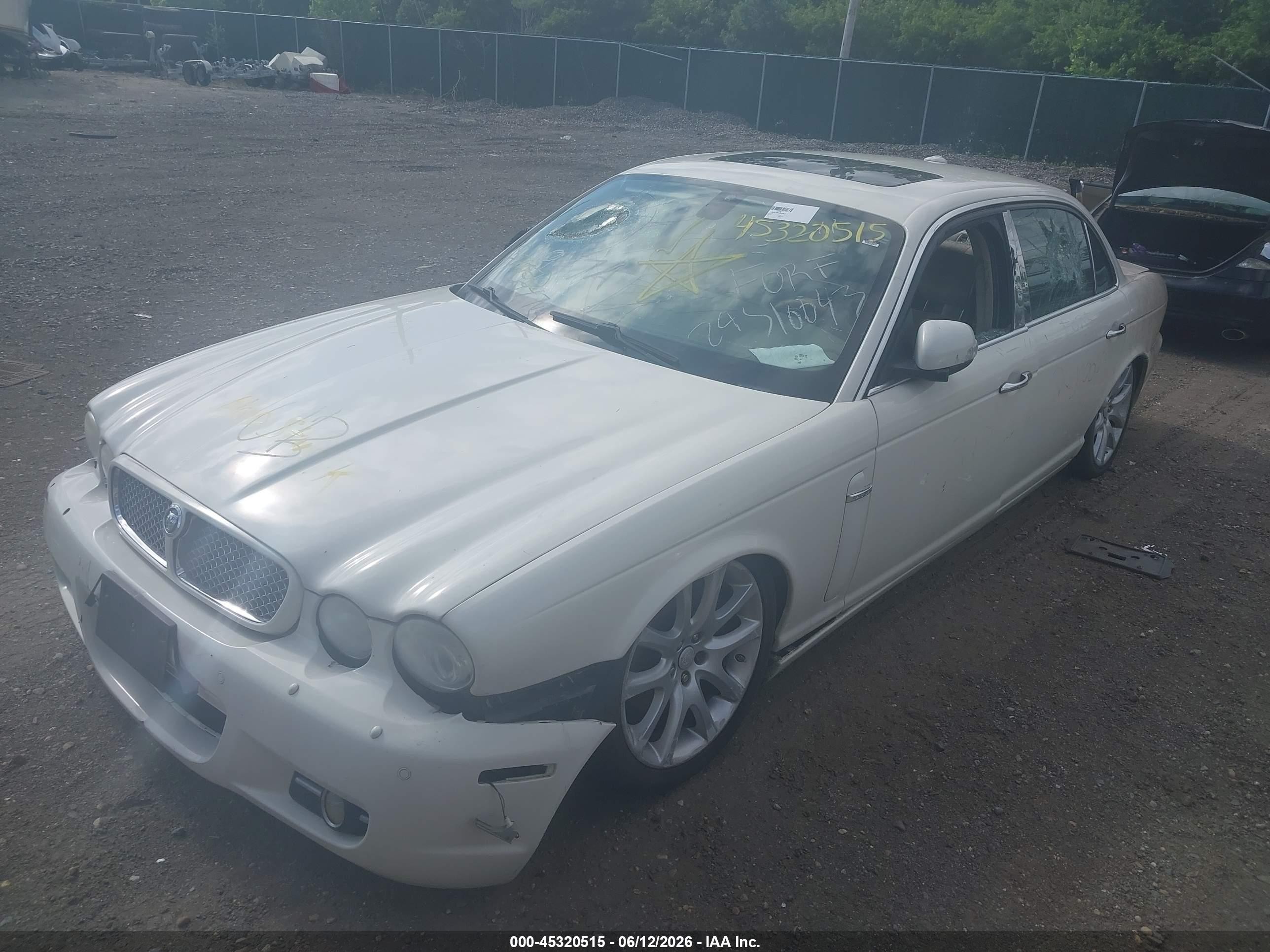 2008 Jaguar Xj Xj8 L White vin: SAJWA79B68SH23716