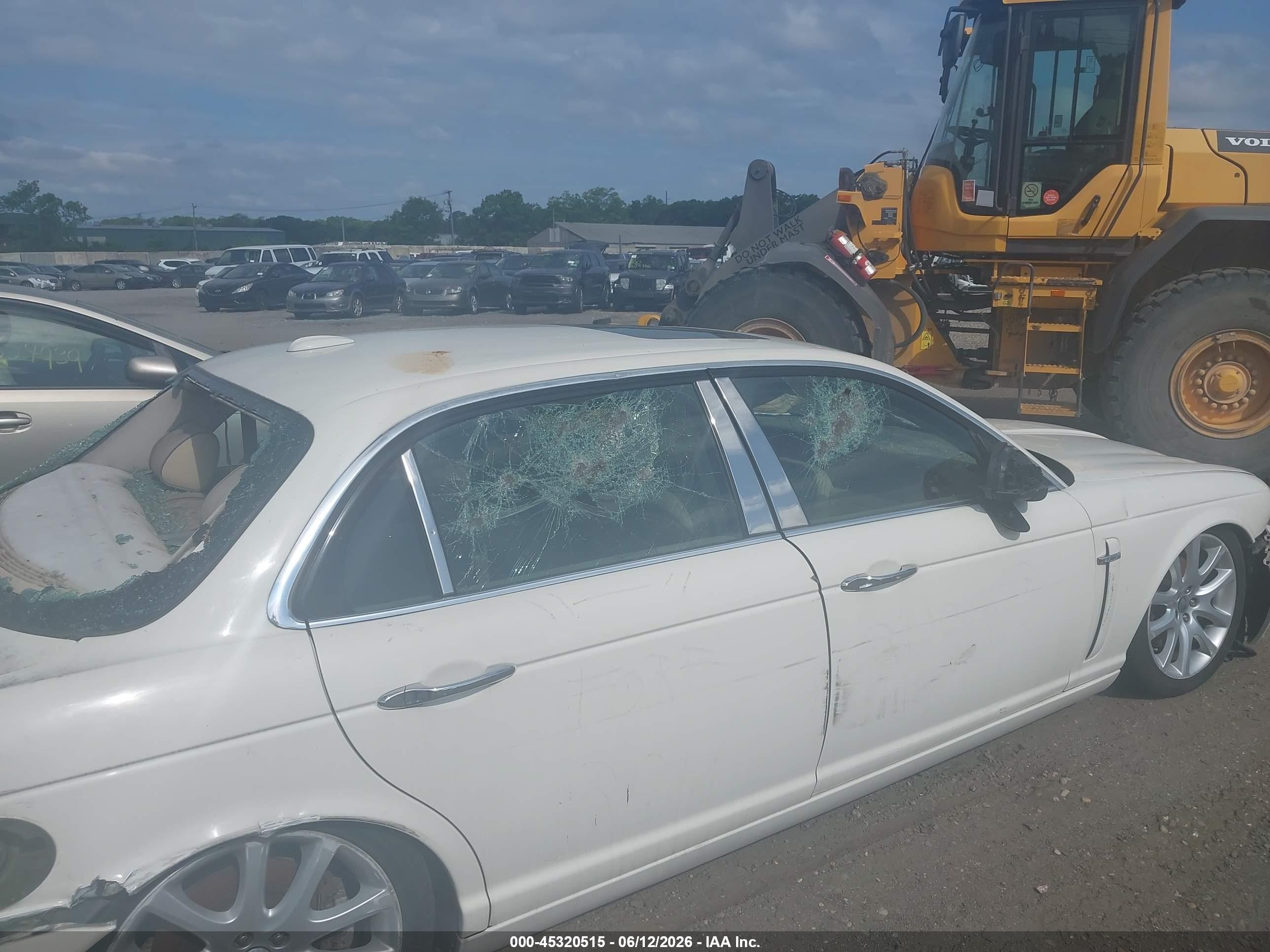 2008 Jaguar Xj Xj8 L White vin: SAJWA79B68SH23716