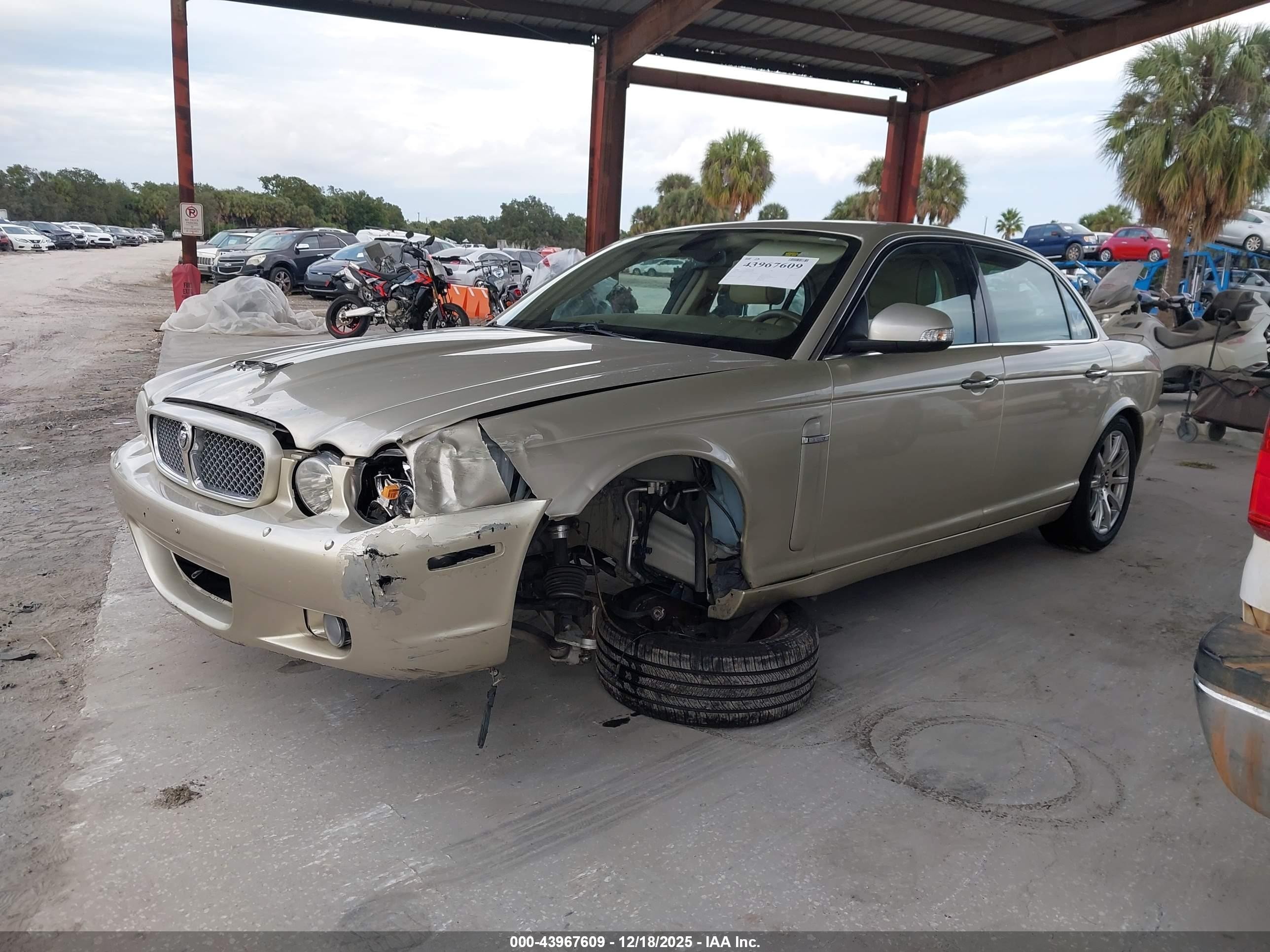 2008 Jaguar Xj Xj8 L Gold vin: SAJWA79BX8SH20804