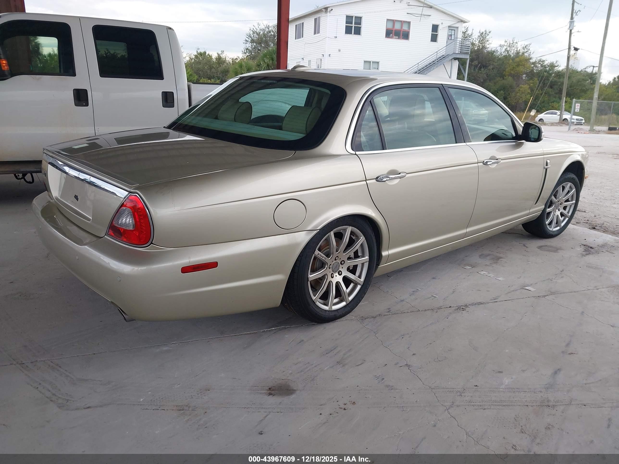 2008 Jaguar Xj Xj8 L Gold vin: SAJWA79BX8SH20804