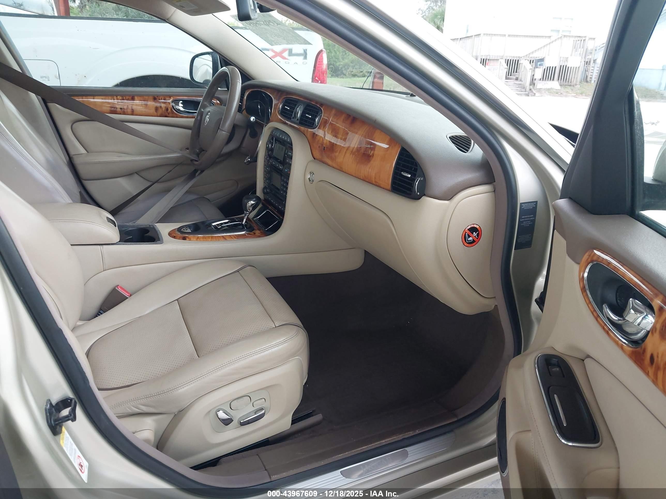 2008 Jaguar Xj Xj8 L Gold vin: SAJWA79BX8SH20804