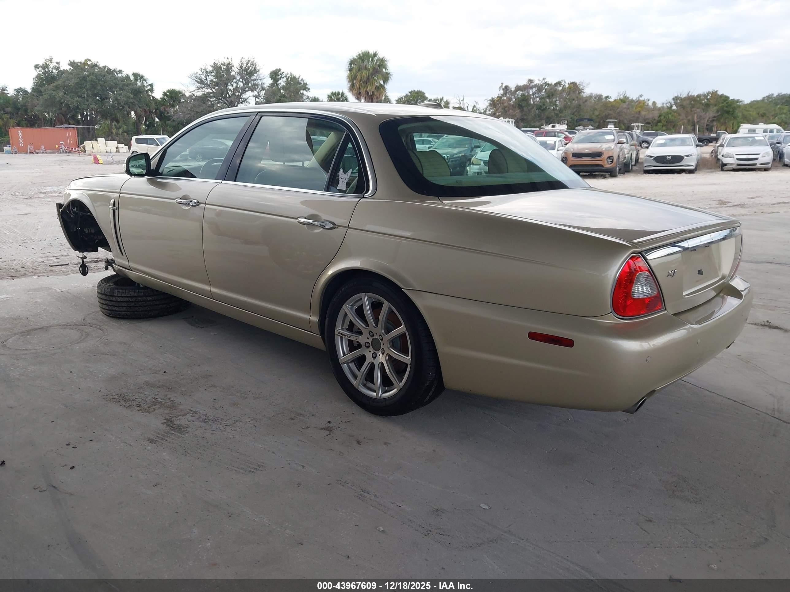 2008 Jaguar Xj Xj8 L Gold vin: SAJWA79BX8SH20804