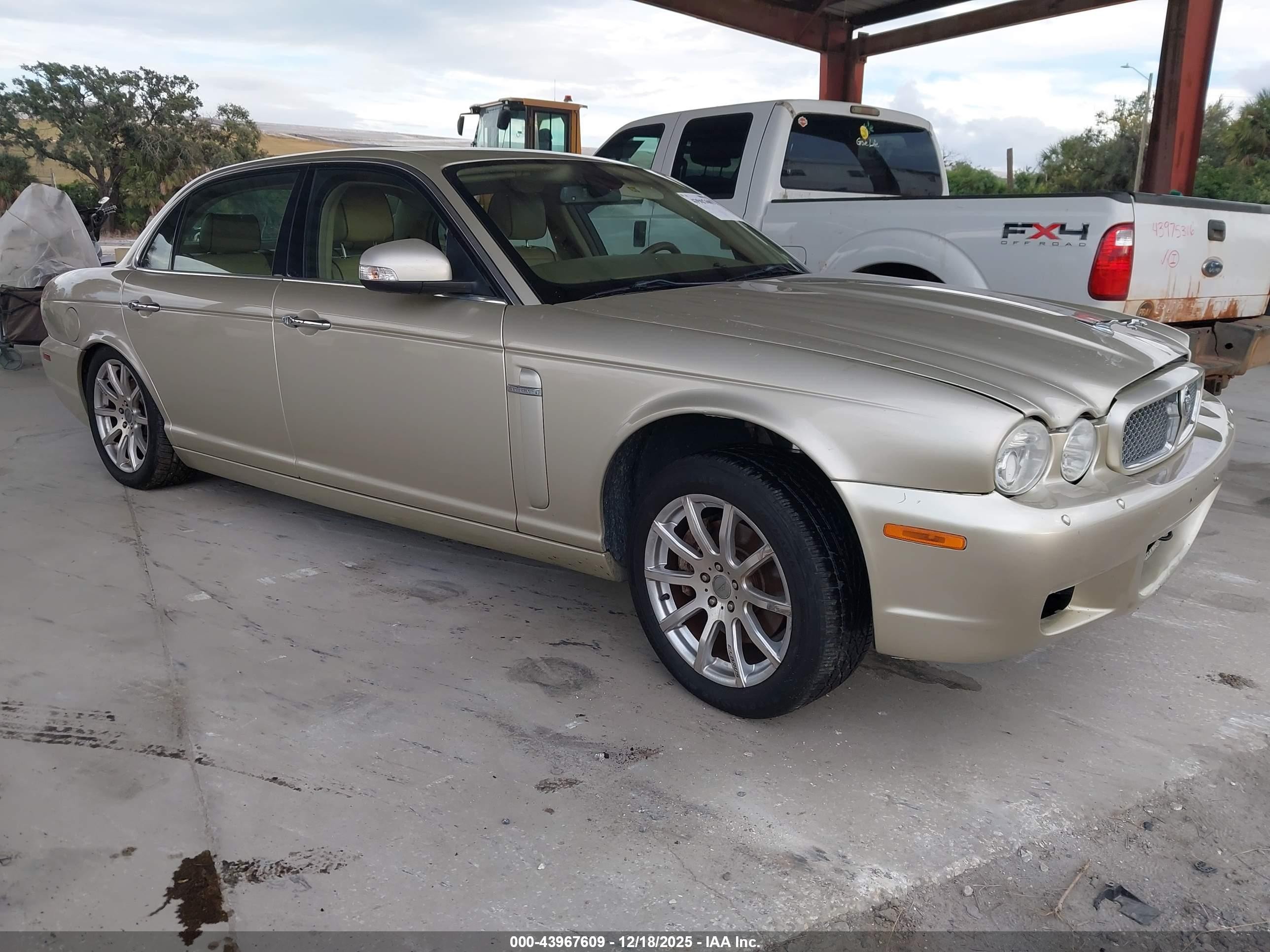 2008 Jaguar Xj Xj8 L Gold vin: SAJWA79BX8SH20804
