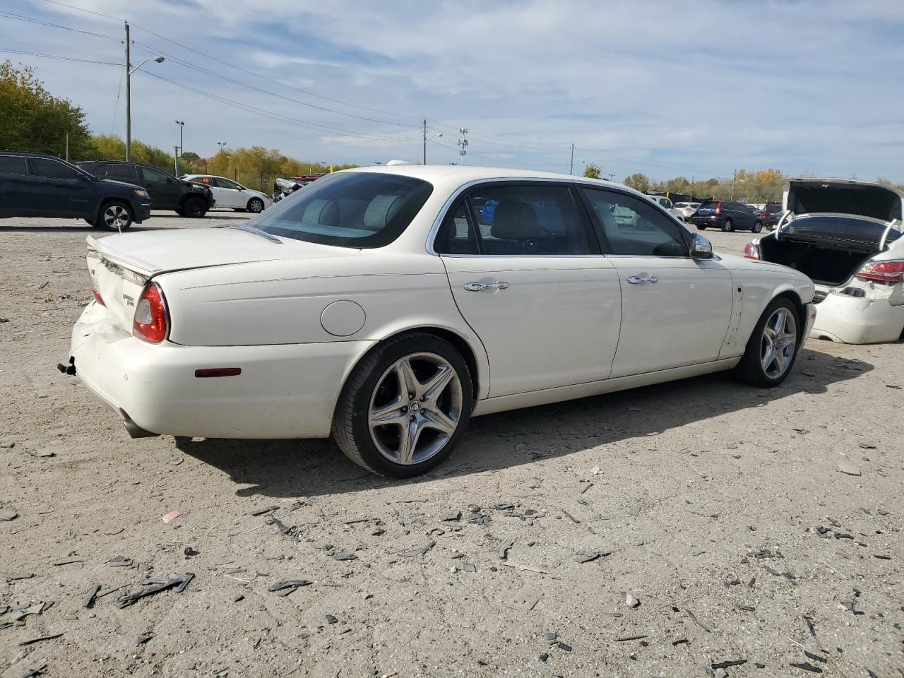 2008 Jaguar Xj Vanden Plas White vin: SAJWA82B18SH20934