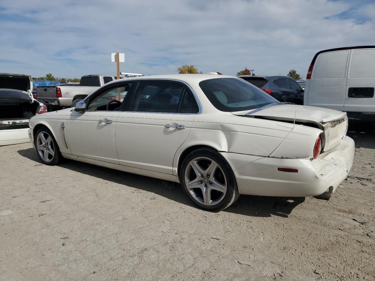 2008 Jaguar Xj Vanden Plas White vin: SAJWA82B18SH20934