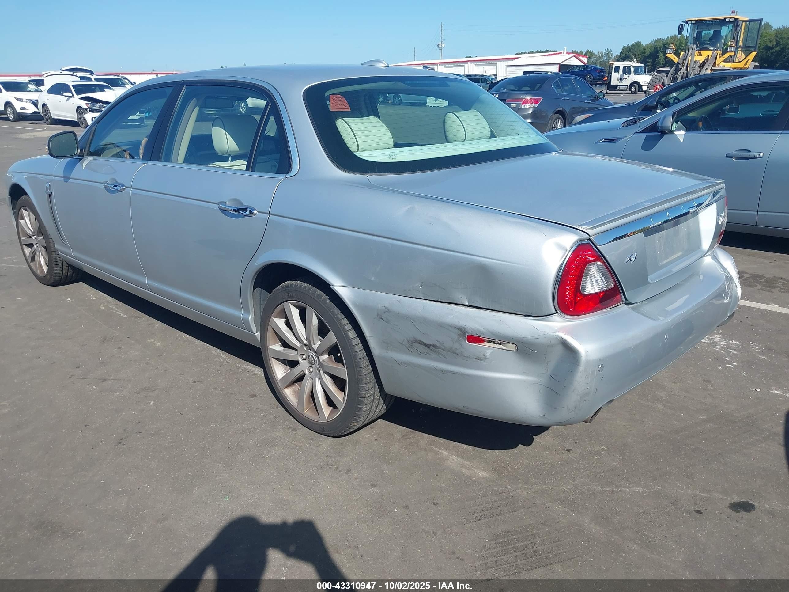 2008 Jaguar Xj Vanden Plas Light Blue vin: SAJWA82B58SH20032