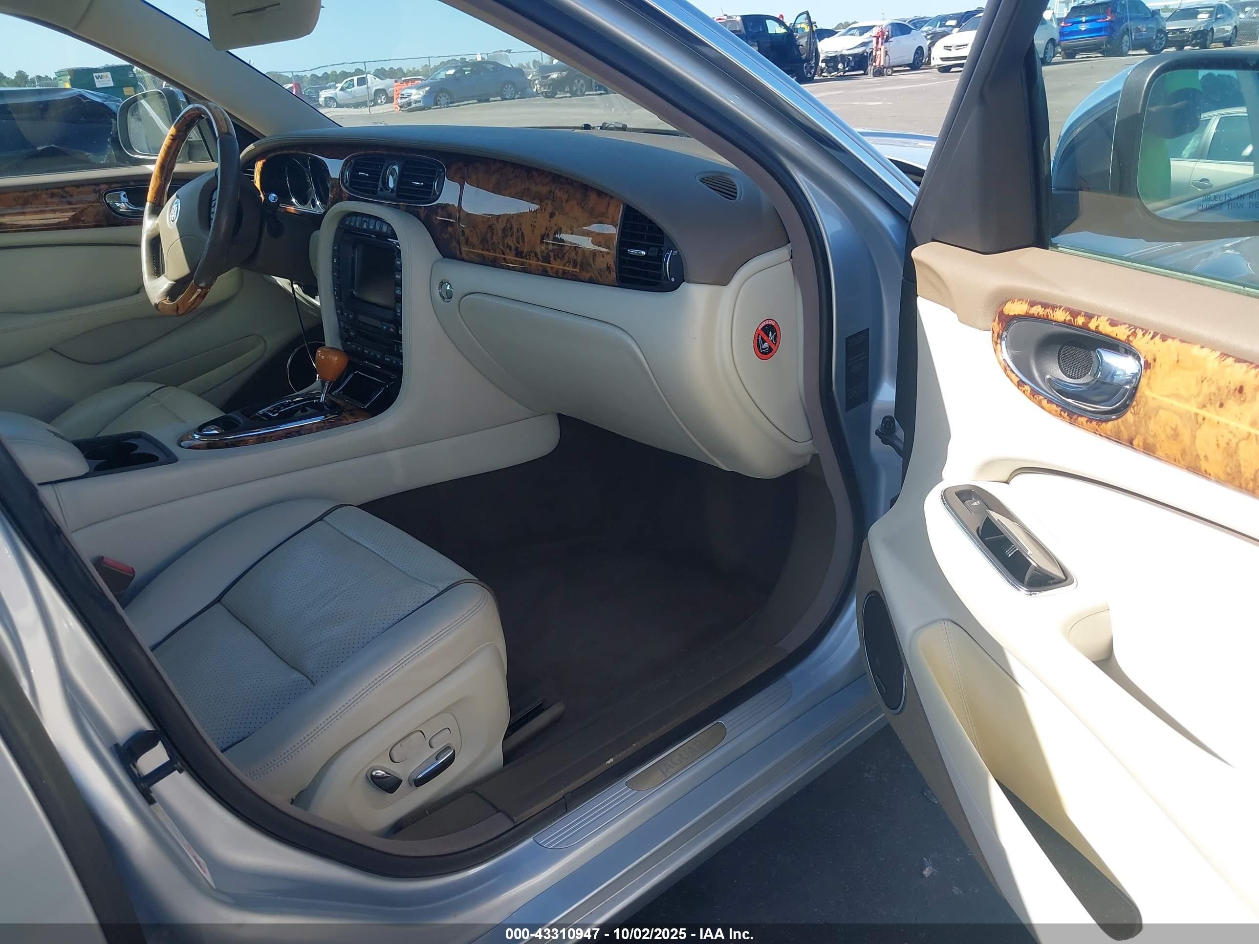 2008 Jaguar Xj Vanden Plas Light Blue vin: SAJWA82B58SH20032