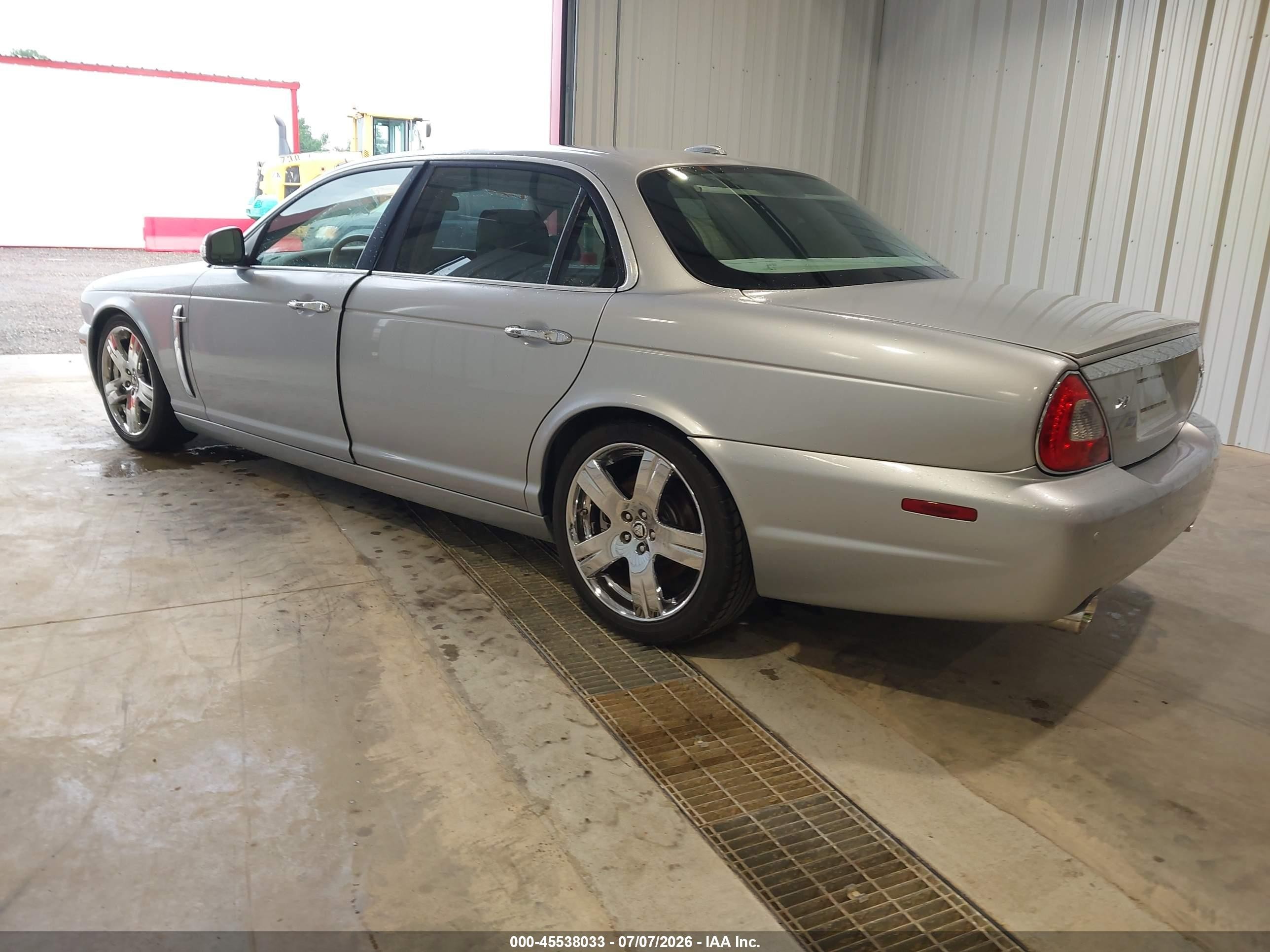 2008 Jaguar Xj Vanden Plas Silver vin: SAJWA82B58SH23187