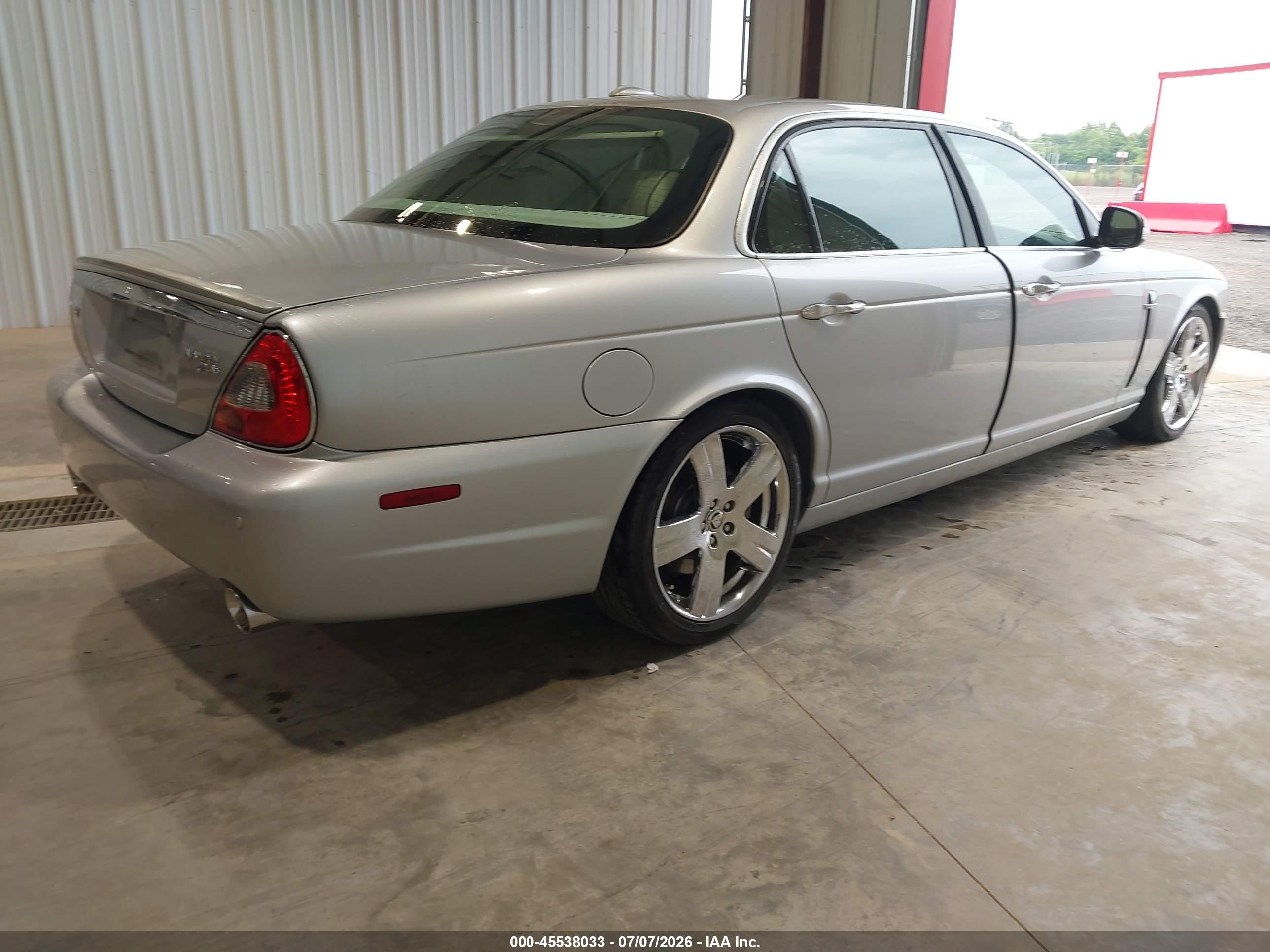 2008 Jaguar Xj Vanden Plas Silver vin: SAJWA82B58SH23187