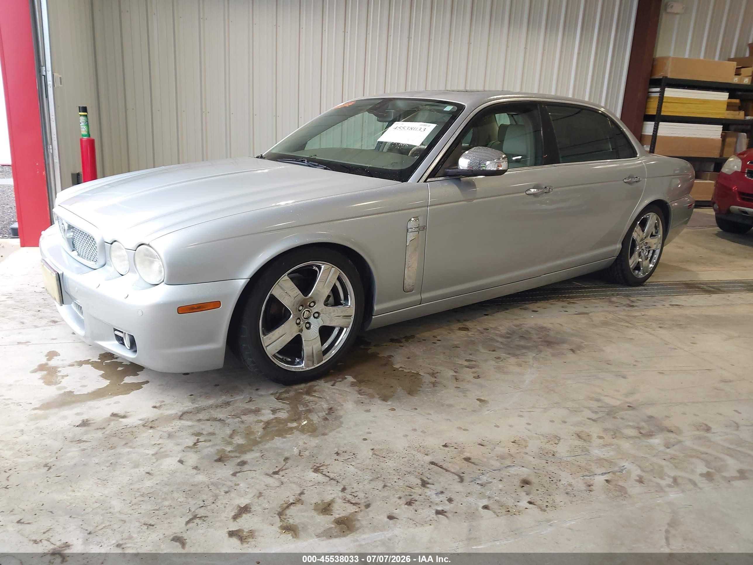 2008 Jaguar Xj Vanden Plas Silver vin: SAJWA82B58SH23187