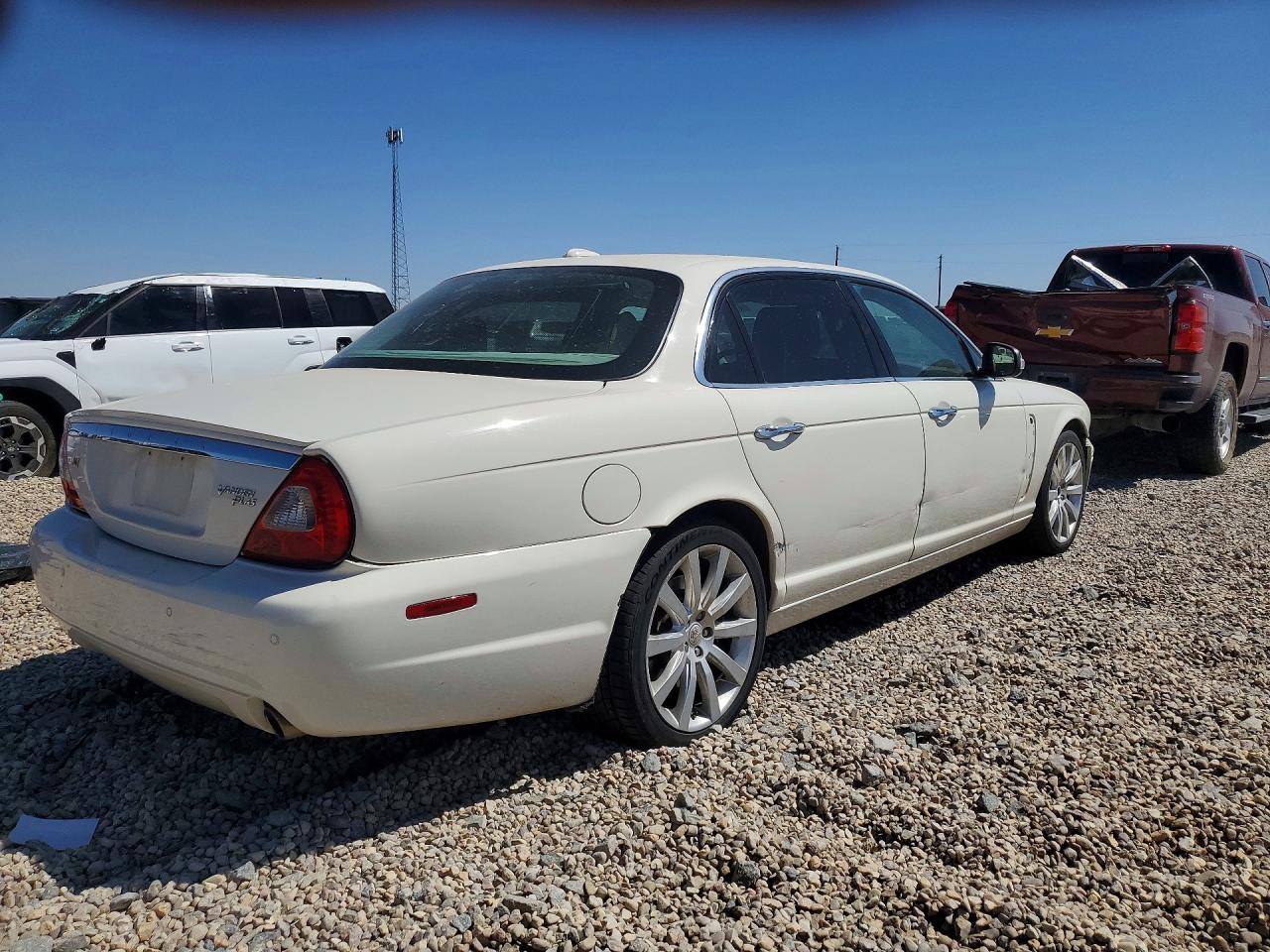 2008 Jaguar Xj Vanden Plas White vin: SAJWA82B98SH26786